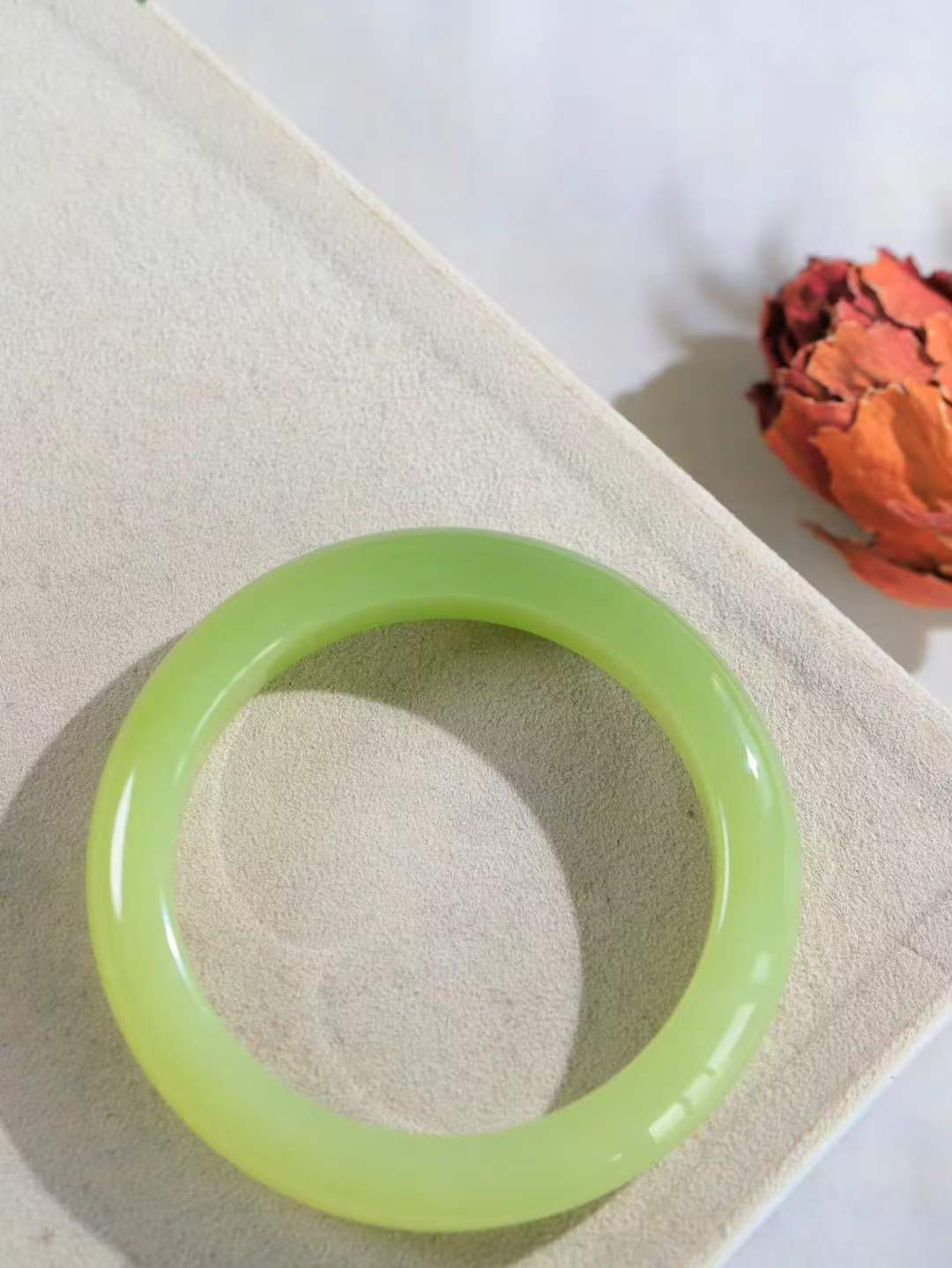 【婉约佳人·手镯】

精品和田玉黄口手镯，玉质细腻温润，手感舒适，️线条流畅，简约大气，美自天成，佩戴于腕间，婉约之美，举手投足间透出那份低调奢华，醉人心扉。
重58.7克 内径圈口56.5mm  尺寸12.6-9.3mm  FDA-1140533