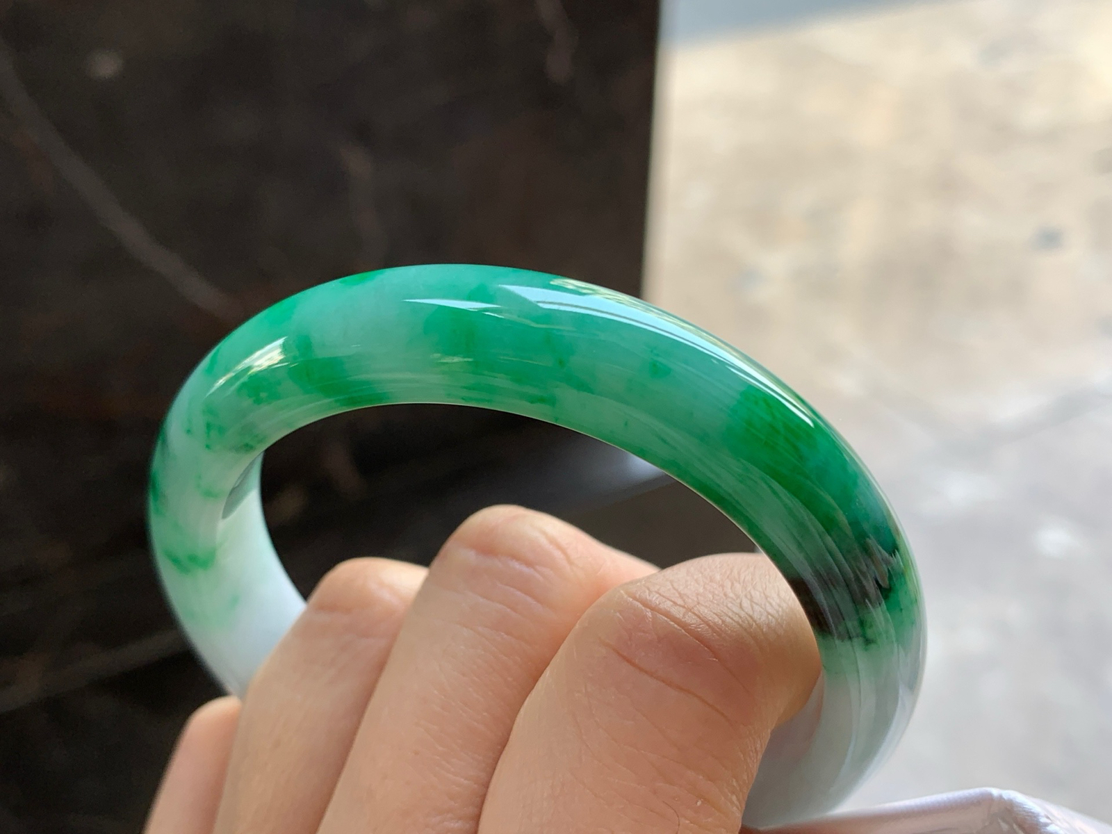 54.5-11.8-8.2

辣绿色手镯^_^颜色鲜艳 玉质温润