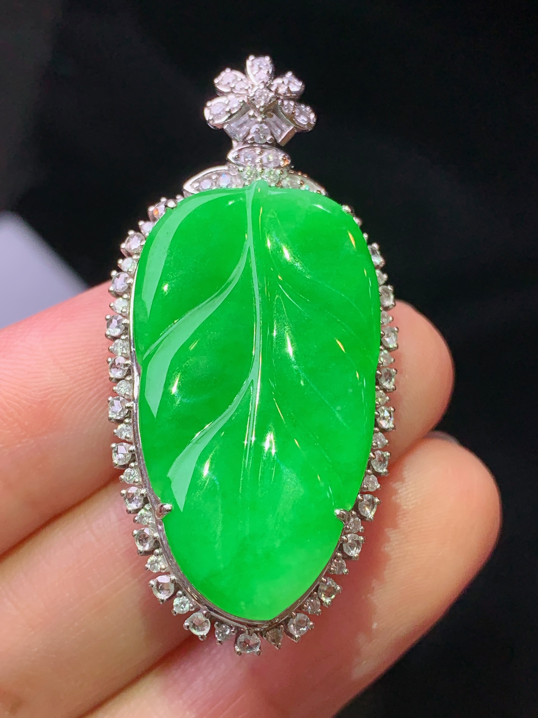 18k金钻镶嵌满绿树叶吊坠 玉质细腻 色泽艳丽清新 水润亮眼 整体尺寸44.2*21.5*9.5L2