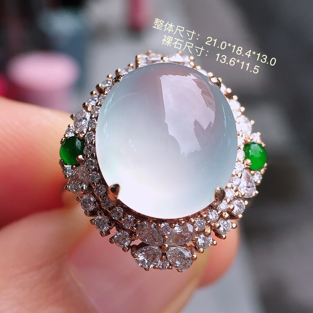 冰种蛋面戒指，玉质细腻，荧光感超
强，饱满圆润，尽显优雅气质，18k
金豪华镶嵌