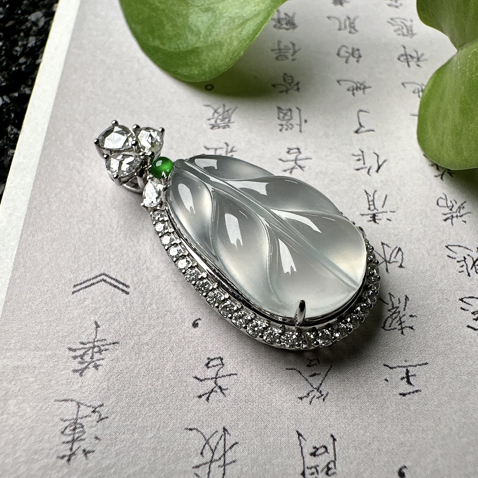 【冰种叶子吊坠】金枝玉叶，质地细腻，冰润透亮，光泽出众，18k金钻镶嵌，裸石尺寸19.3*11.6*4.6毫米