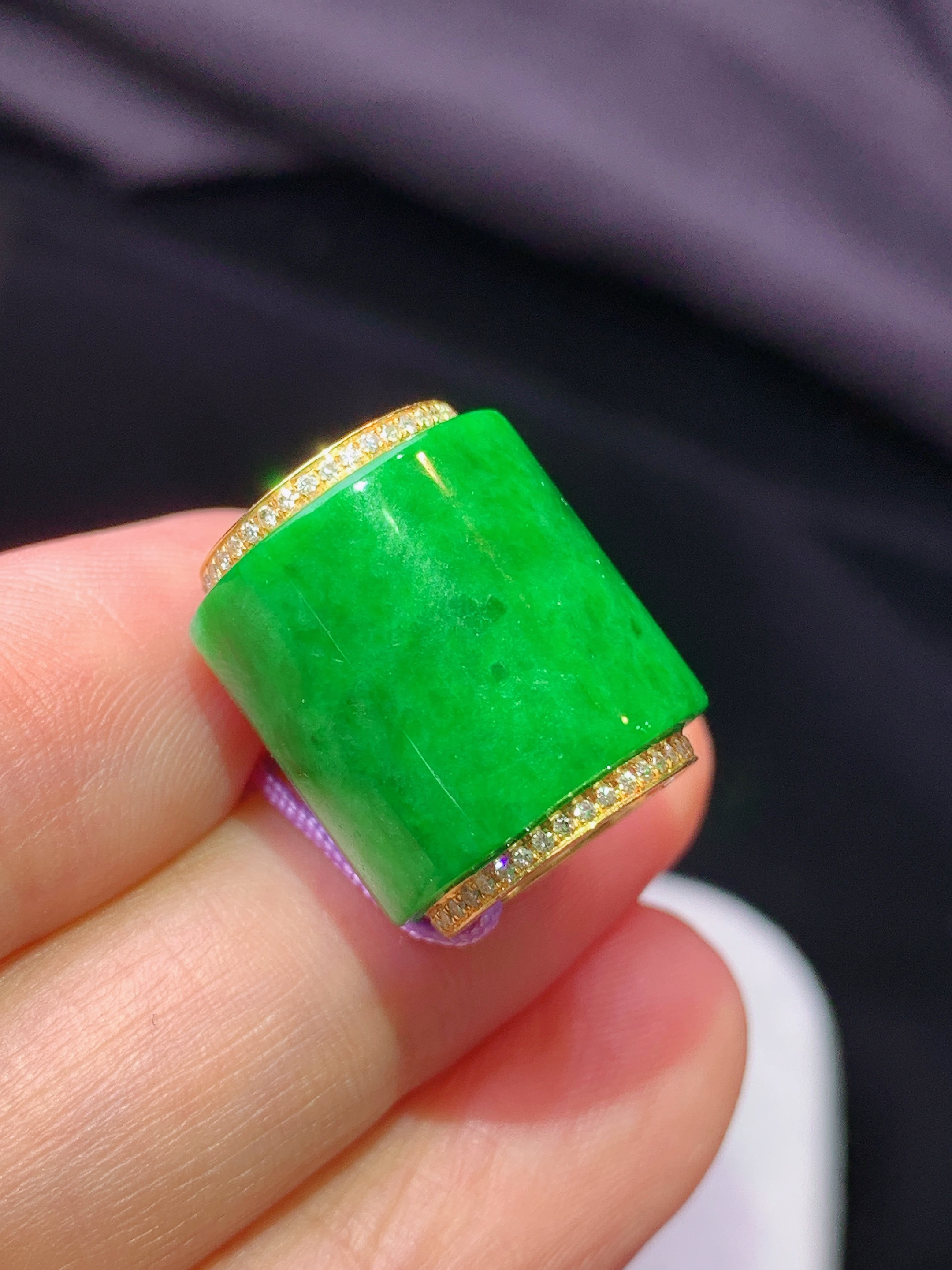 18k金钻镶嵌翠绿路路通吊坠 玉质细腻 色泽艳丽清新 水润亮眼 整体尺寸14.6*13.6b1