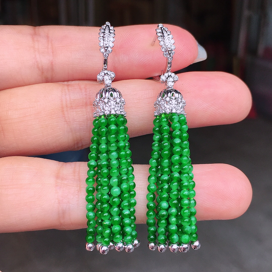 阳绿珠子耳坠，色泽均匀艳丽，玉质细腻，荧光感超
强，饱满圆润，尽显优雅气质，18k
金豪华镶嵌