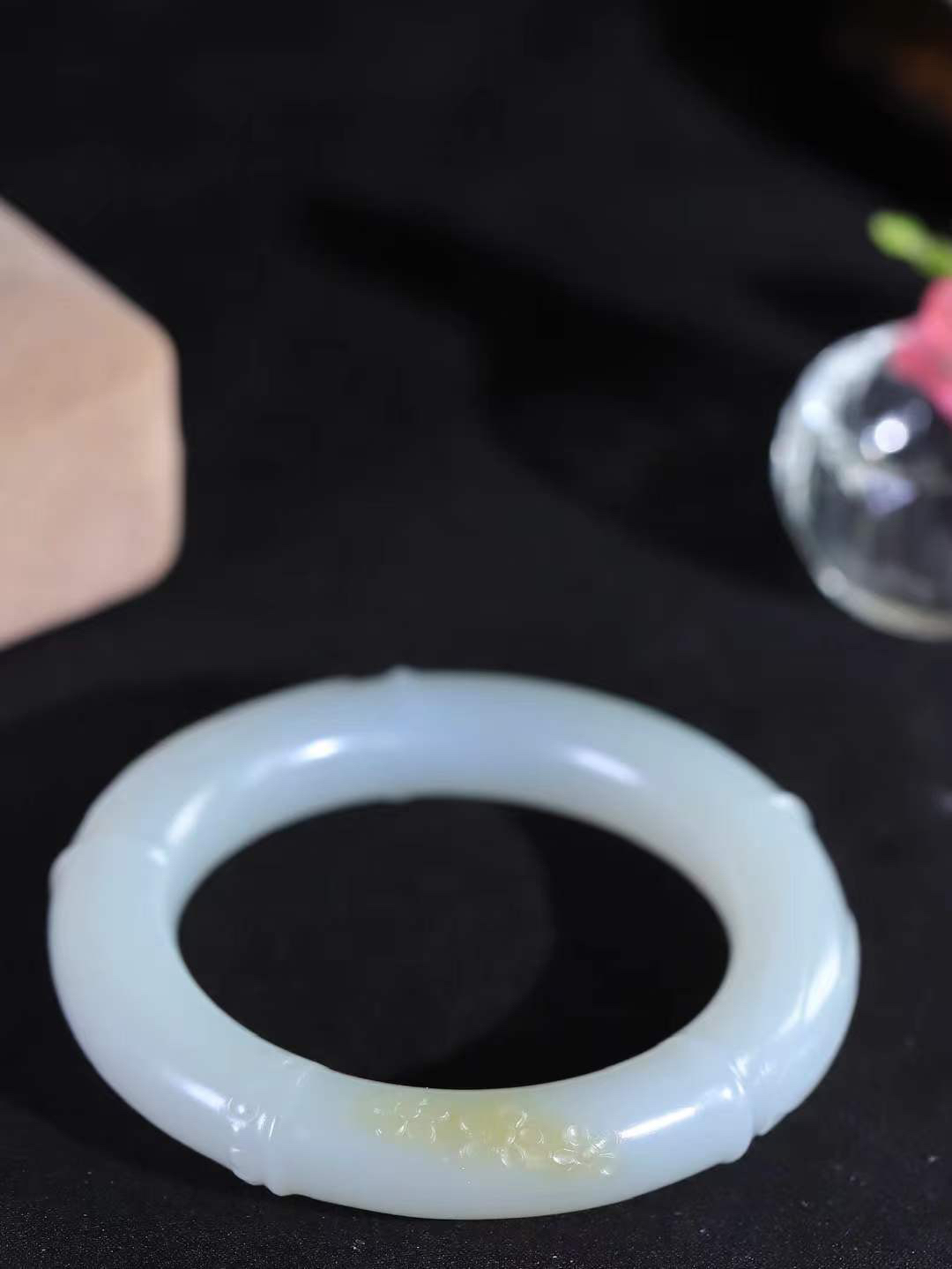 【节节高升.手镯】

精品和田玉糖白玉圆条竹手镯，玉质温润细腻，苏工精雕竹节，竹子品德高尚，生而有