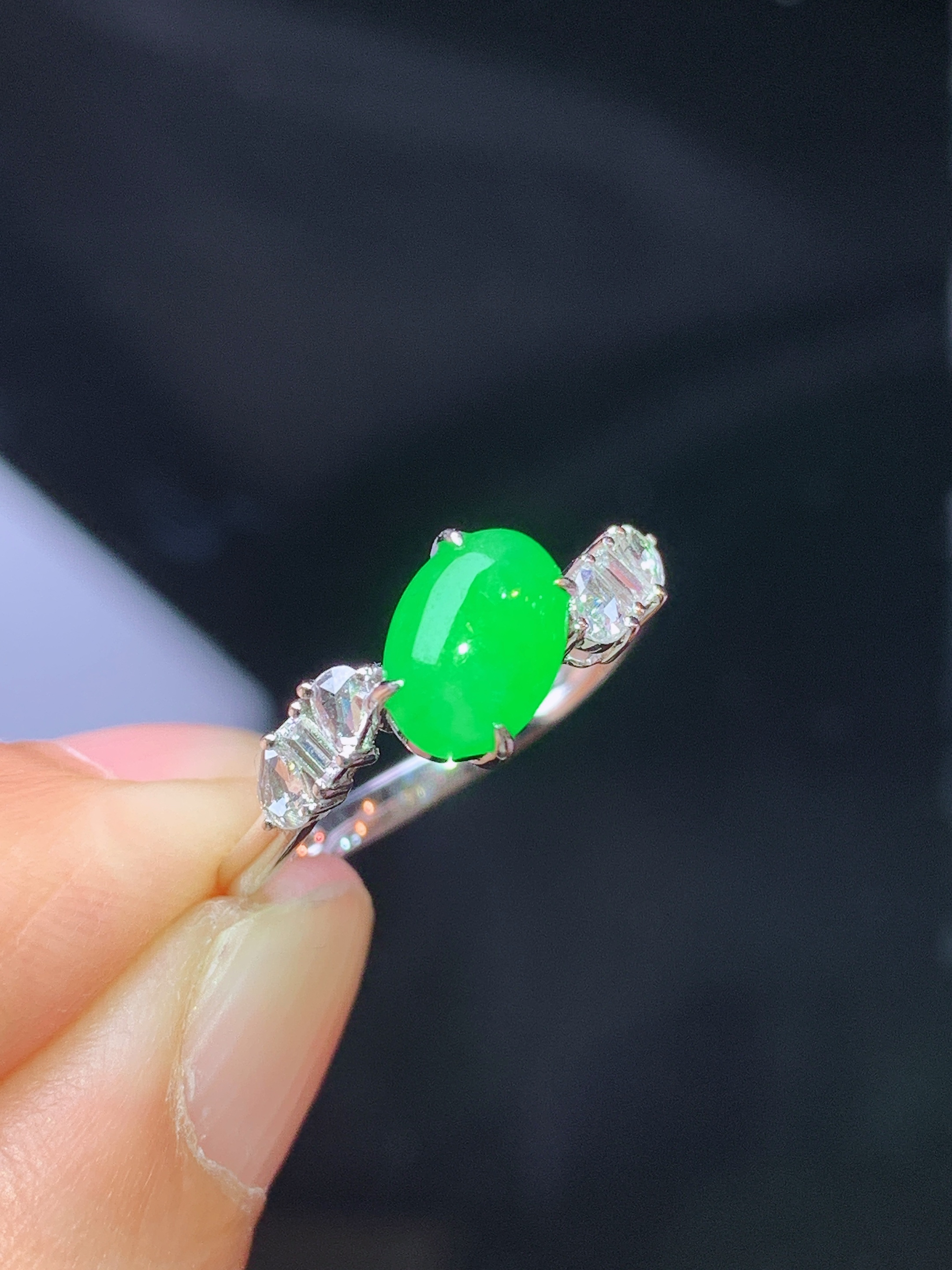 18k金钻镶嵌满绿蛋面戒指 玉质细腻 色泽艳丽清新 水润亮眼 圈口14.5 裸石尺寸7.6*5.3*