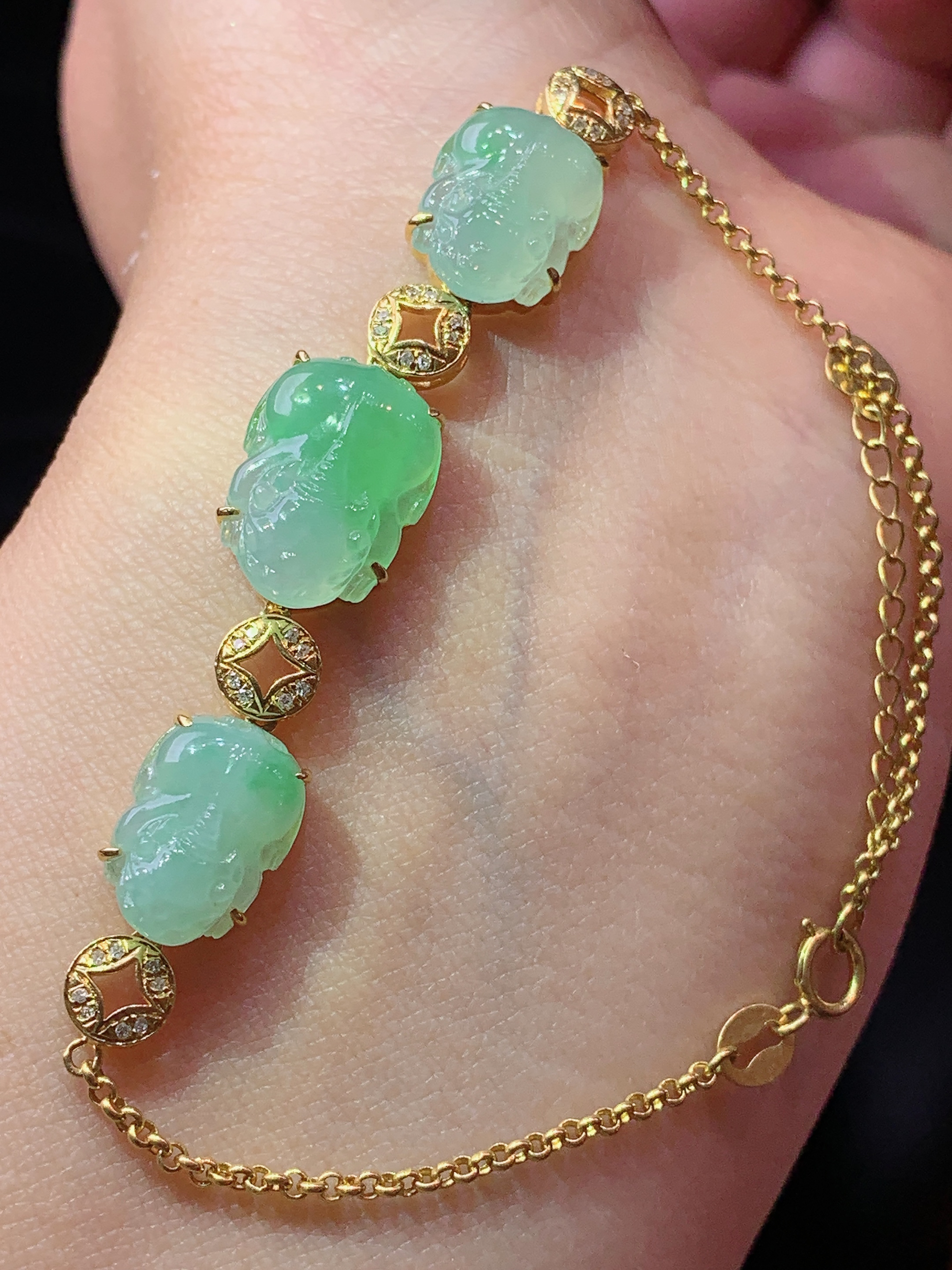 18k金钻镶嵌飘绿貔貅手链 玉质细腻 色泽艳丽清新 水润亮眼 整体尺寸180*10*5.2f3