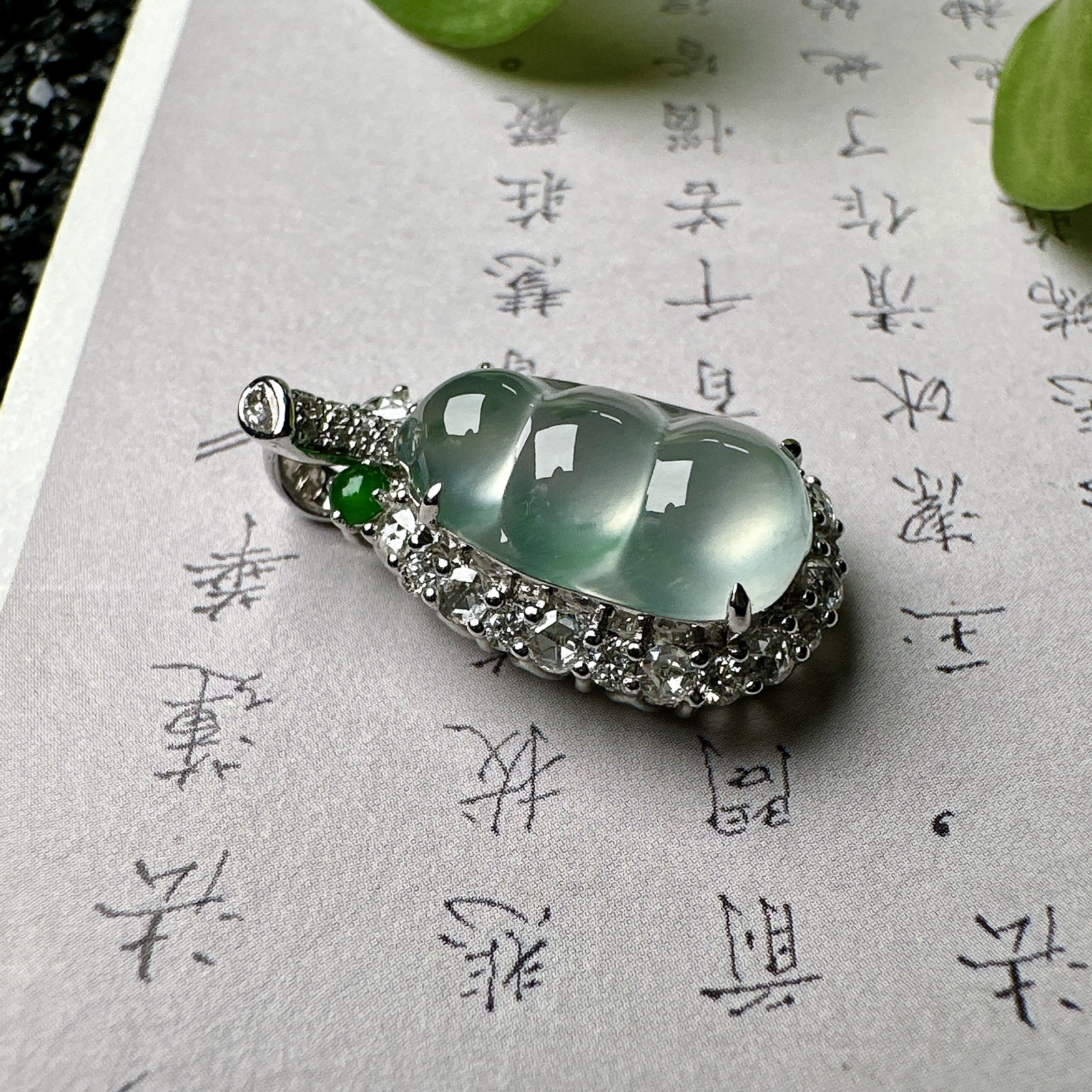 【玻璃种飘花福豆吊坠】种地上乘，冰感十足，通透起光，饱满圆润，收藏品质，18k金钻镶嵌，裸石尺寸14.4*8.7*4.1毫米