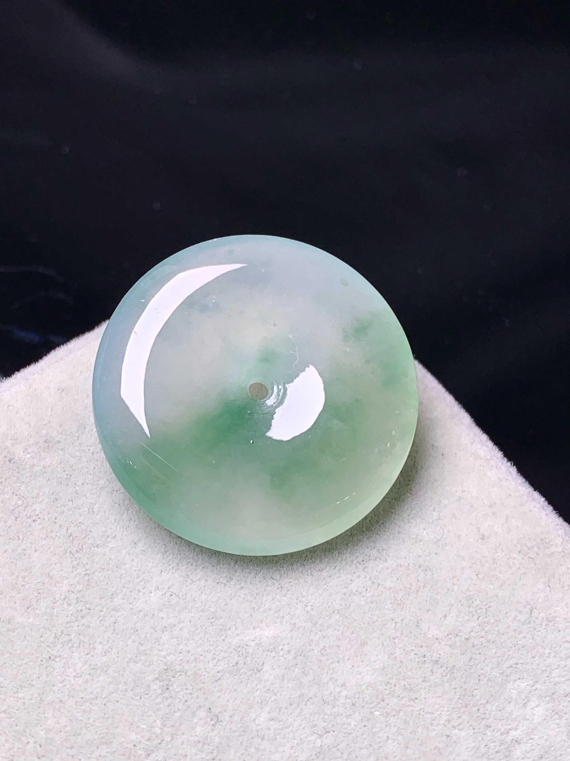 冰种飘绿平安扣吊坠 玉质细腻 色泽艳丽清新 水润亮眼 整体尺寸22.8*4.8a2