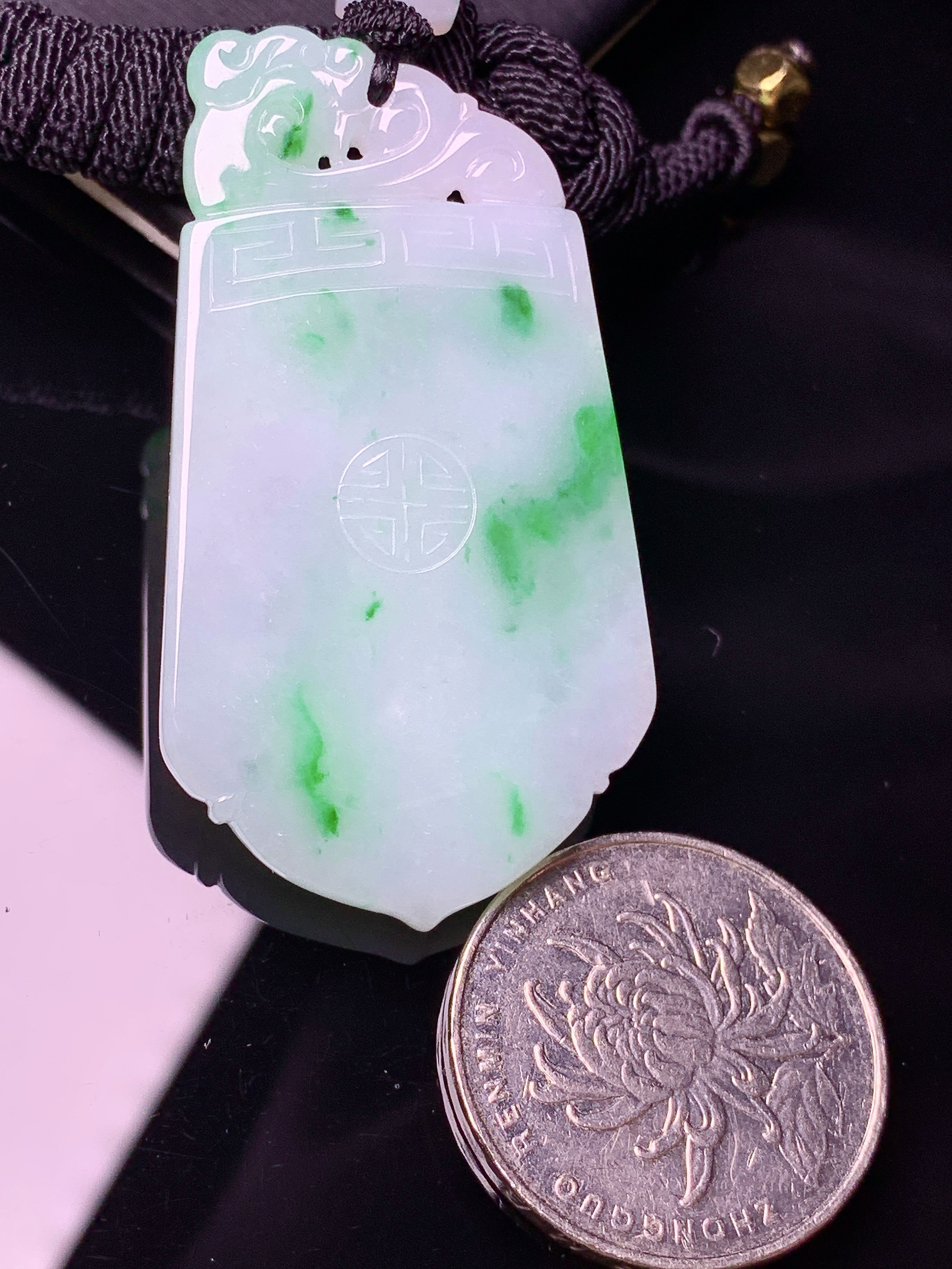 飘绿无事牌吊坠 玉质细腻 色泽艳丽清新 水润亮眼 整体尺寸51.5*27.8*3.7L1