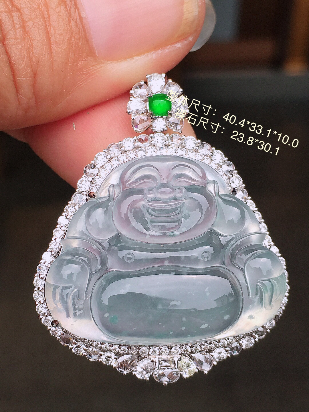 冰飘花佛公吊坠，色泽艳丽，玉质细腻，荧光感超
强，饱满圆润，尽显优雅气质，18k
金豪华镶嵌