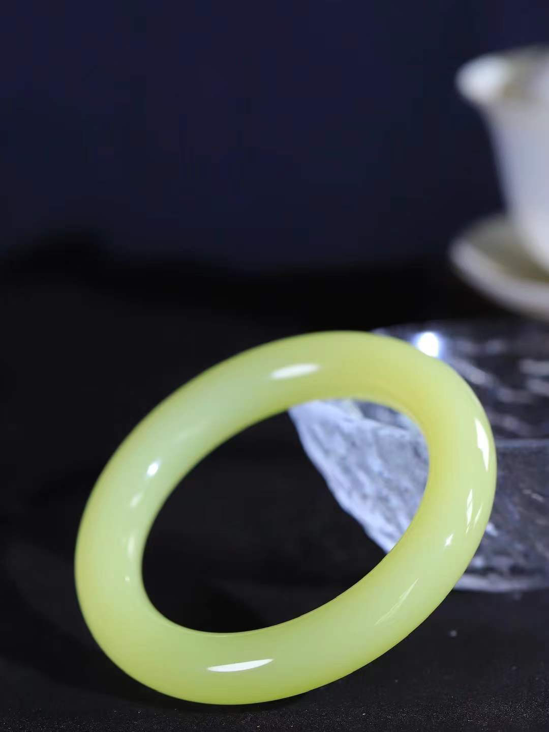 （冬日暖阳.手镯）

精品️和田玉黄口圆条手镯 质地油润，大气雅致，清风明月潺潺，浮浮洗尽铅华随于心，净于念……重70.7克  尺寸56.5-12-11.7mm fDT-9940374