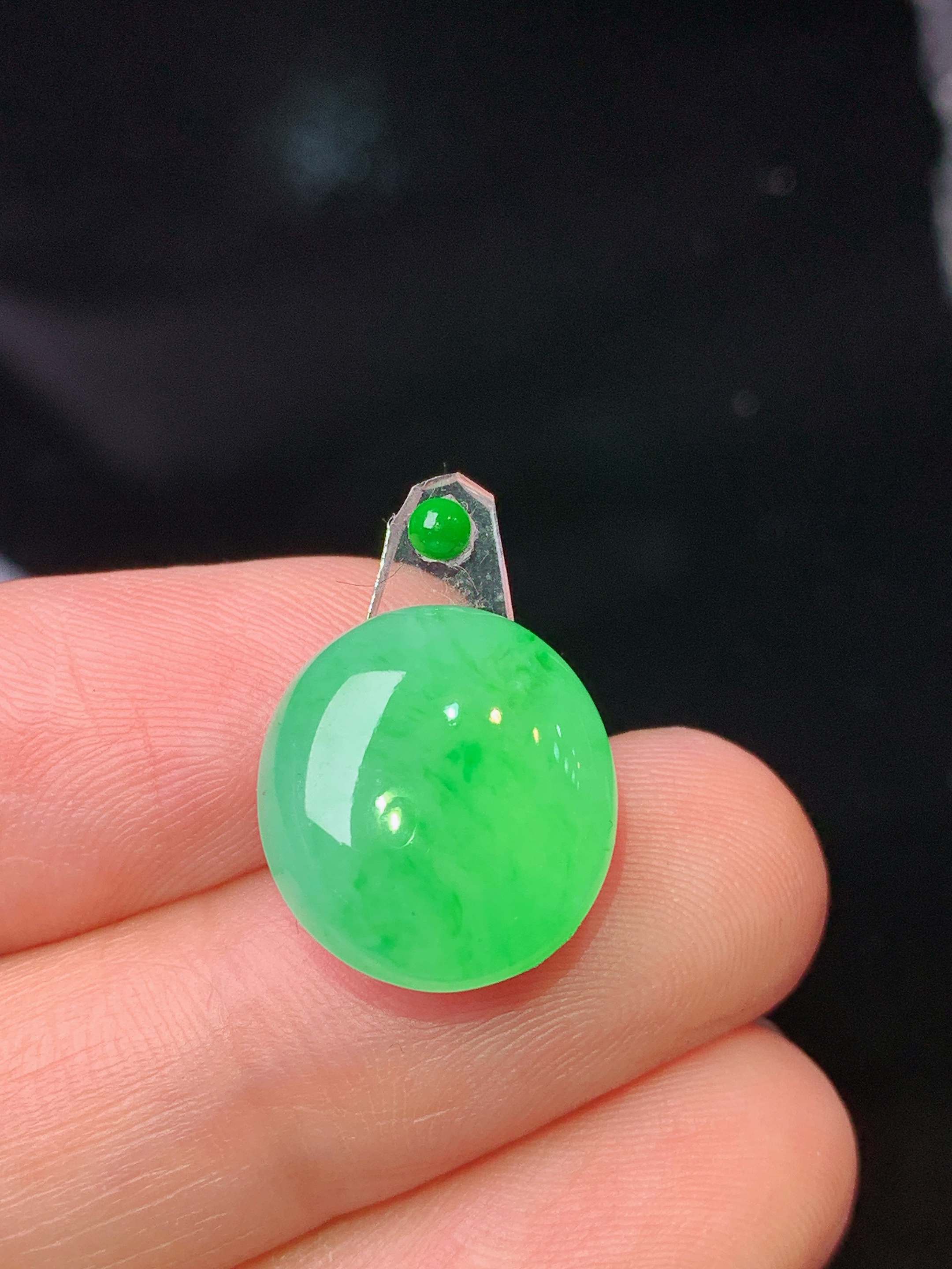镶嵌款 翠绿蛋面吊坠 玉质细腻 色泽艳丽清新 水润亮眼 整体尺寸14.6*13.2*5.8*2x