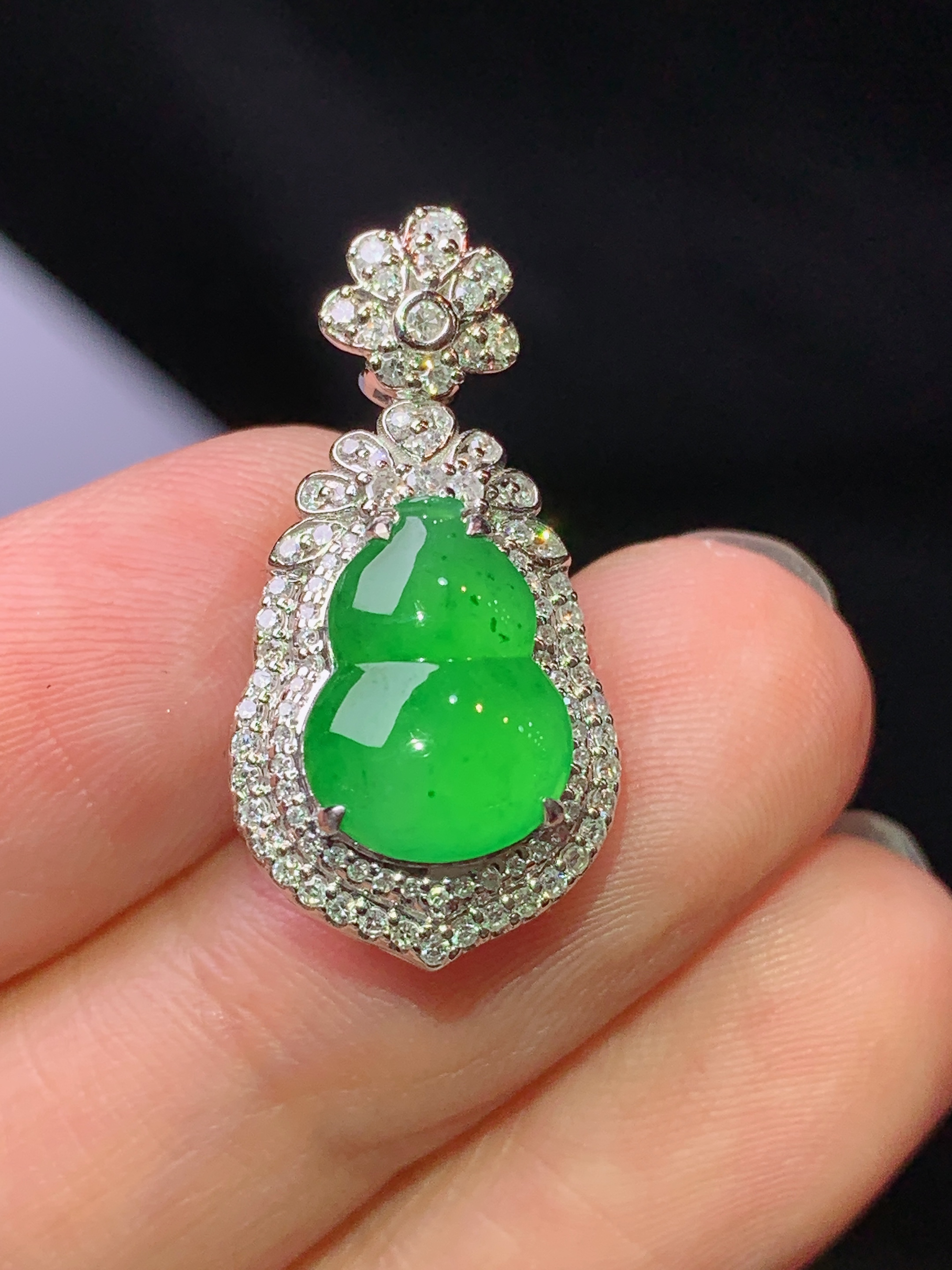 18k金钻镶嵌满绿葫芦吊坠 玉质细腻 色泽艳丽清新 水润亮眼 整体尺寸24.8*12.5*8h1