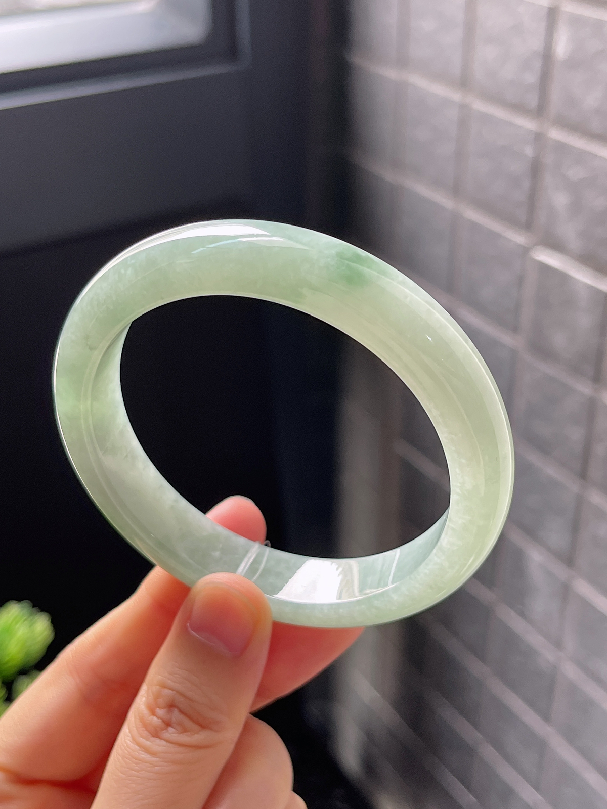 正圈57圈口，翡翠糯化种淡绿色手镯