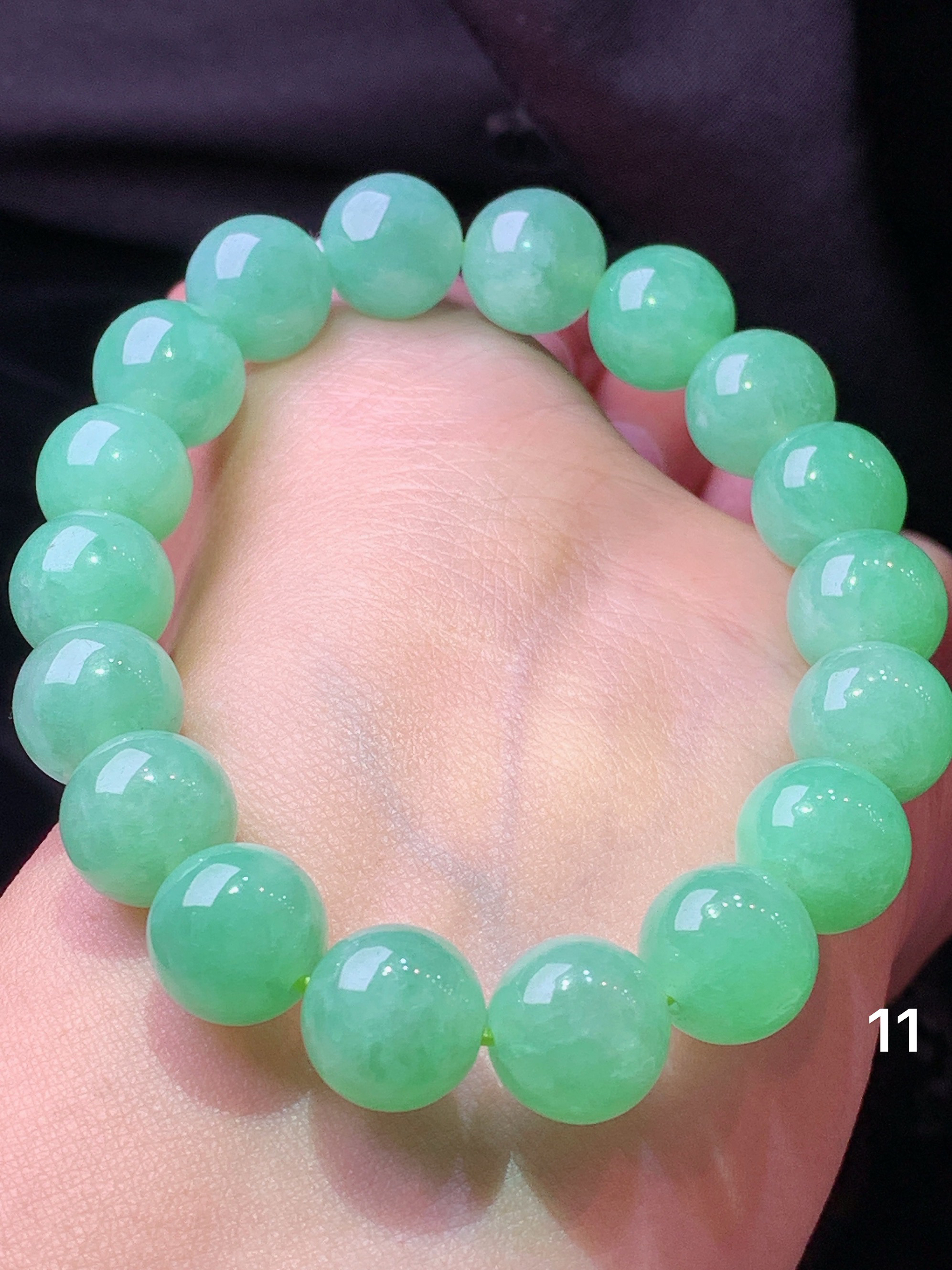 浅绿圆珠手链 玉质细腻 色泽艳丽清新 水润亮眼 整体尺寸11h3