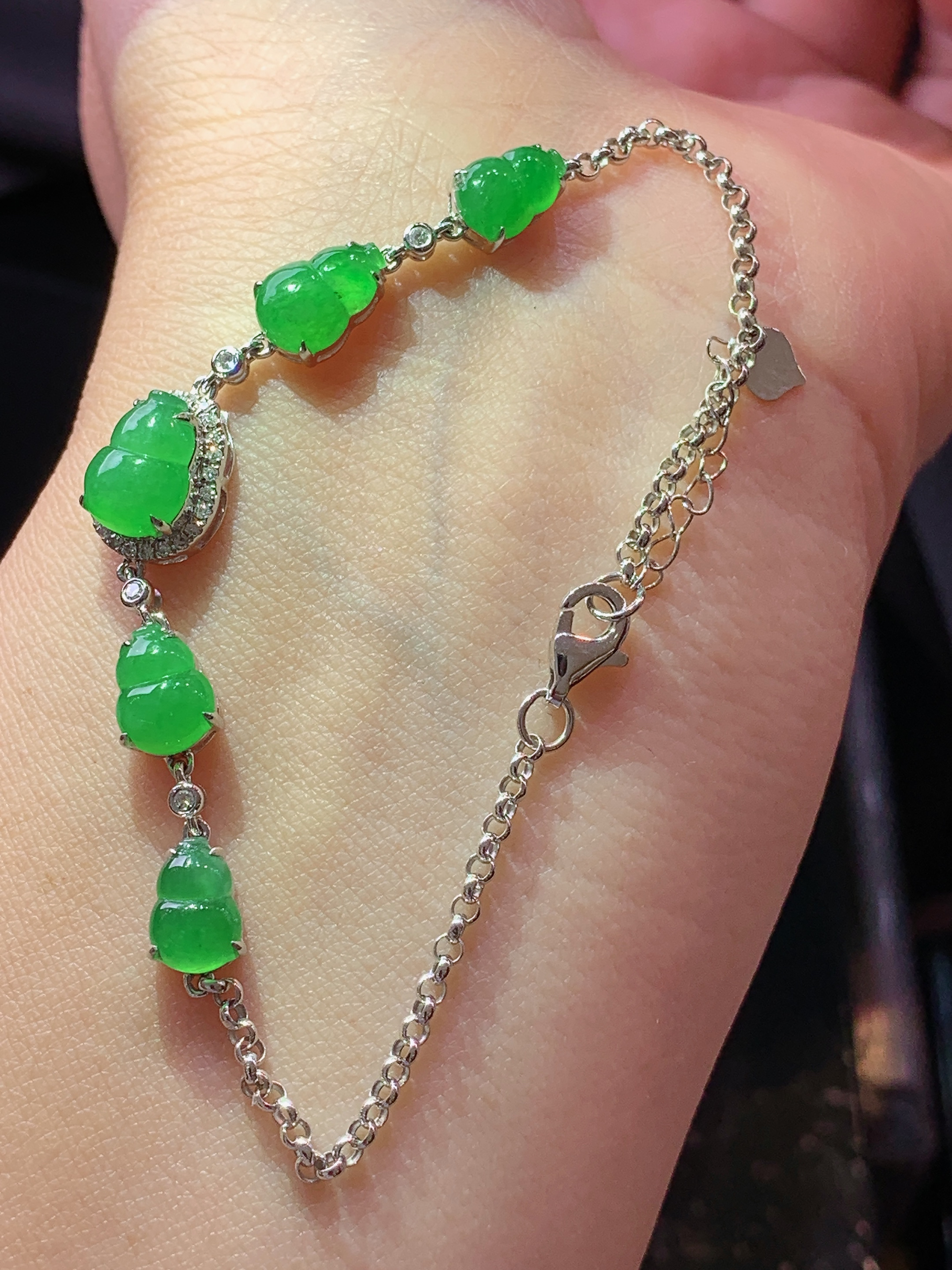 18k金钻镶嵌翠绿葫芦手链 玉质细腻 色泽艳丽清新 水润亮眼 整体尺寸160*8.8*6.2h1