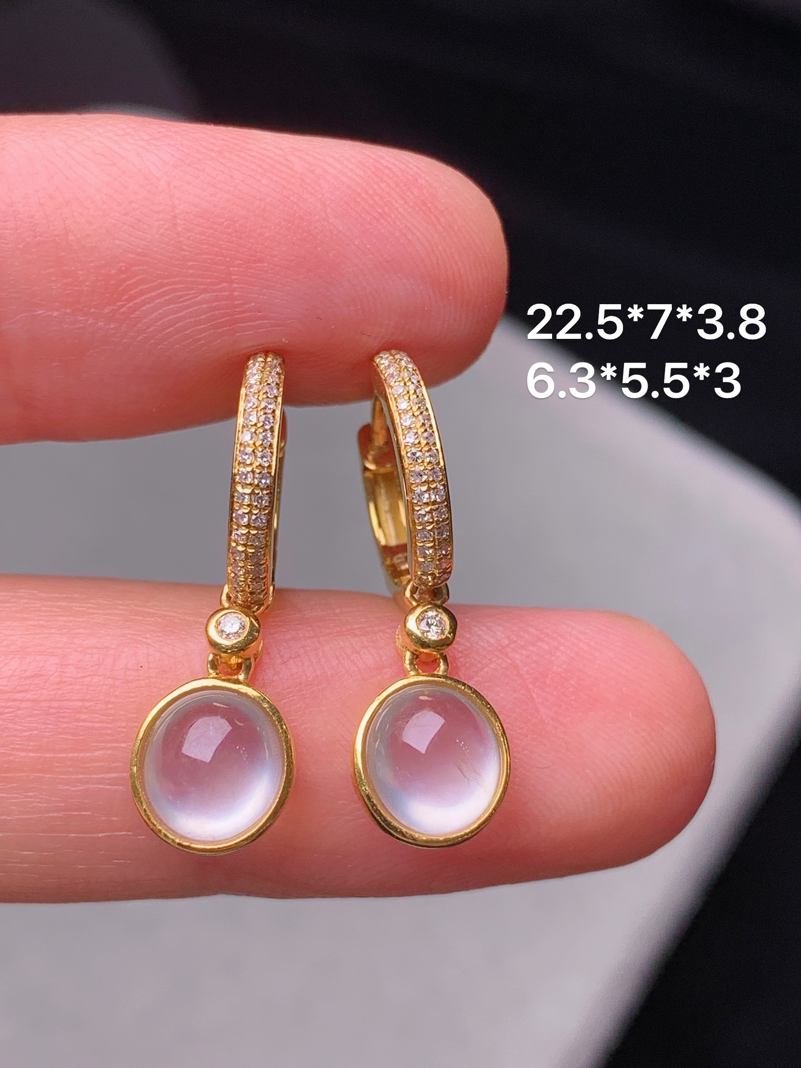 18k金钻镶嵌冰种蛋面耳坠 玉质细腻 色泽艳丽清新 水润亮眼 整体尺寸22.5*7*3.8m3