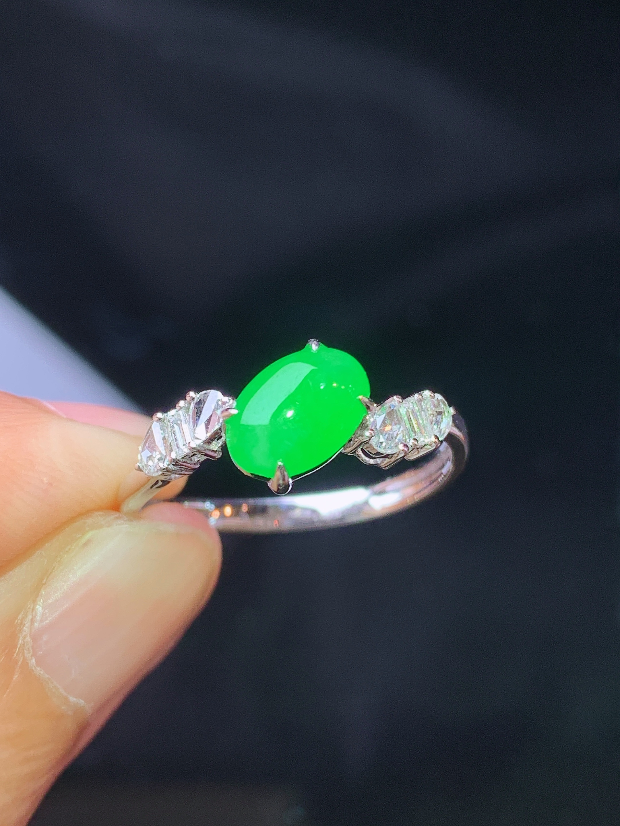 18k金钻镶嵌满绿蛋面戒指 玉质细腻 色泽艳丽清新 水润亮眼 圈口14.5 裸石尺寸7.6*5.3*