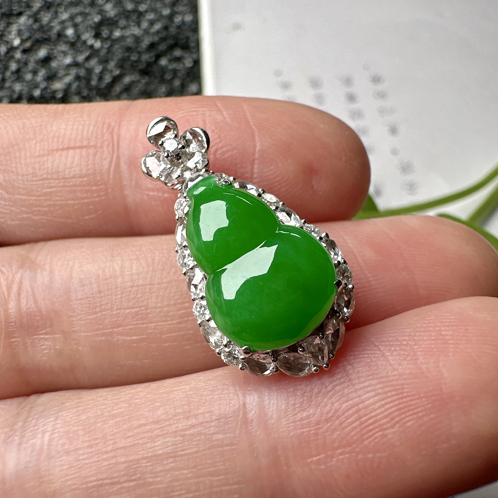 【冰种满绿葫芦吊坠】质地细腻，冰润起光，胶感强烈，冰感明显，18K金钻精美镶嵌，裸石尺寸14.4*9