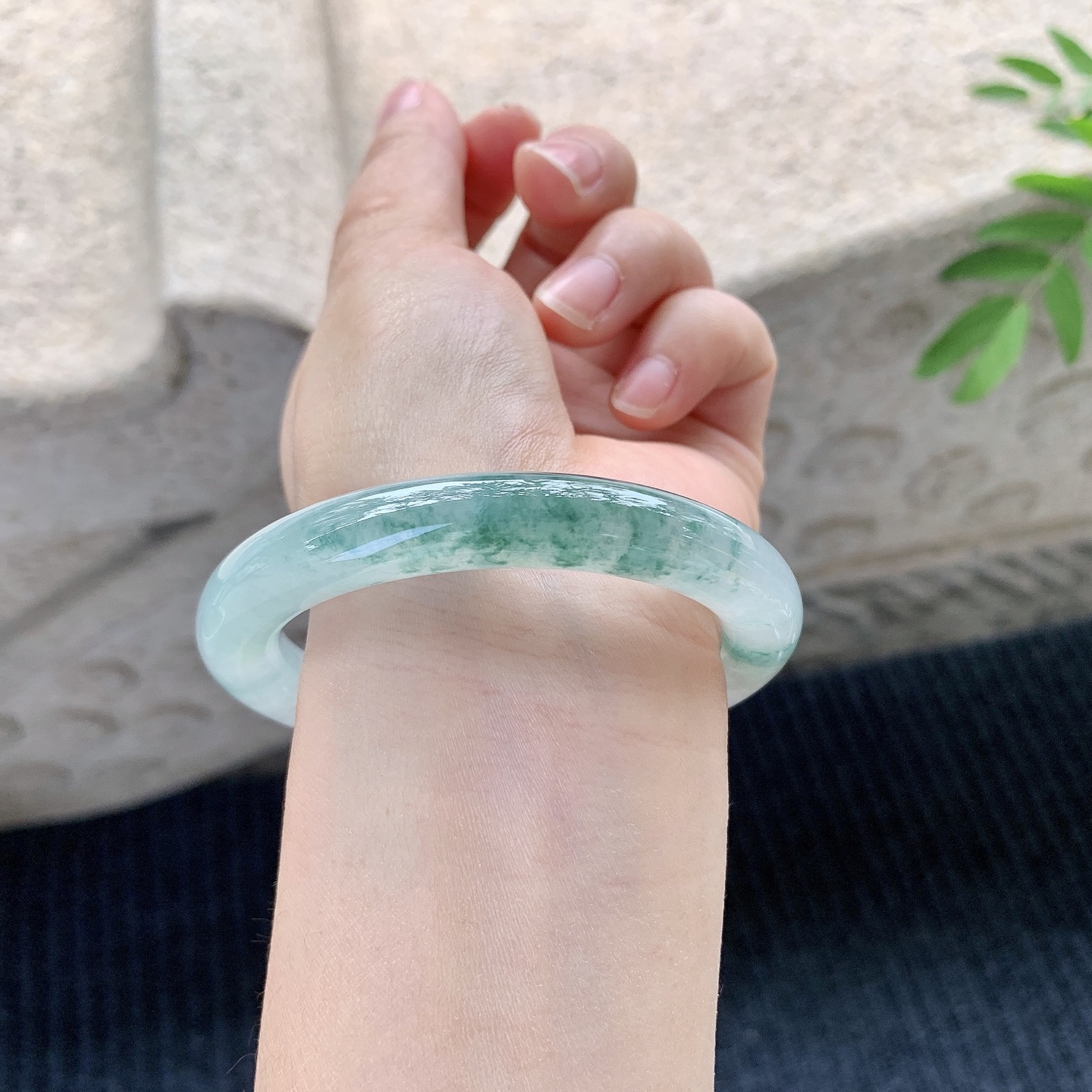 圆条54 55【圈口】55.7/9.7/10【编码】GF120533【描述】冰糯飘花，清透，水润，种老，细糯，打灯有棉线