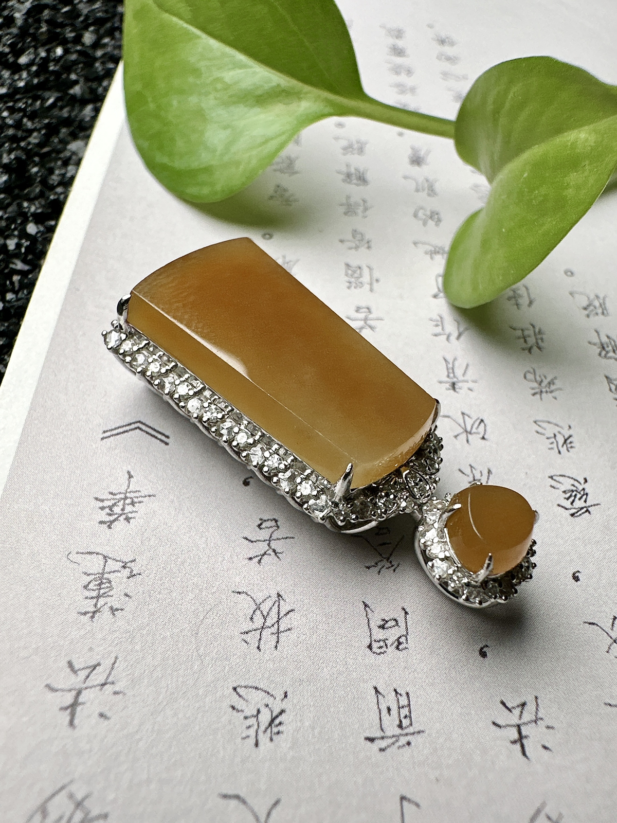 【冰种黄翡无事牌吊坠】质地细腻，冰润通透，晶莹闪亮。收藏品质，18k金钻镶嵌，裸石尺寸22.2*12*3.8毫米