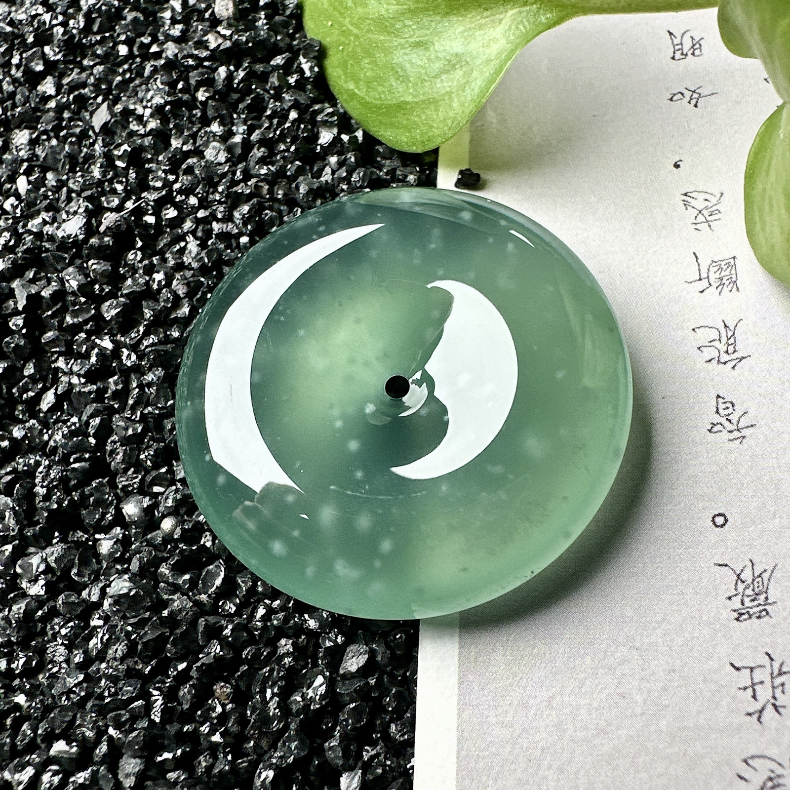 【冰种晴绿平安扣】飘雪花棉，质地细腻，品质很好，冰感十足，胶感明显，收藏品质。