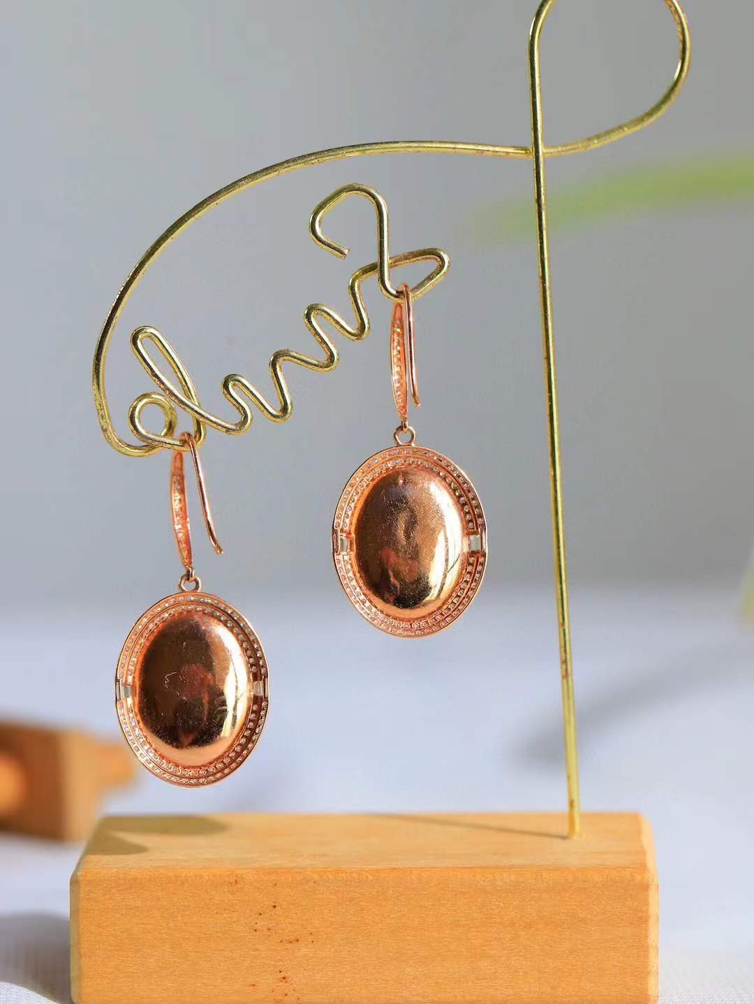 【金镶玉.耳坠】

精品和田玉碧玉镶嵌18k金.耳坠，金玉良缘 耳畔生辉，以和田温玉镌刻东方雅韵，