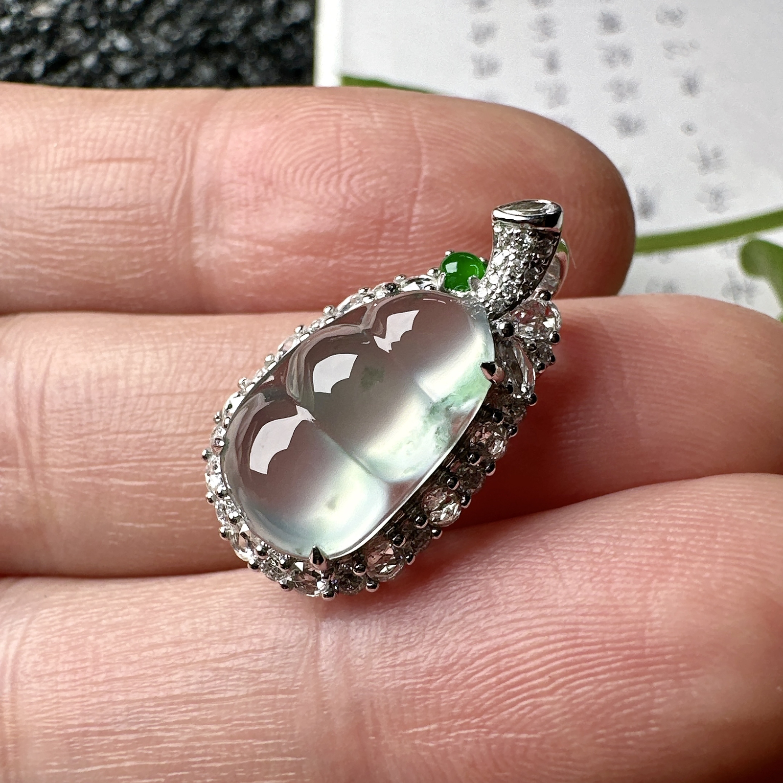 【玻璃种飘花福豆吊坠】种地上乘，冰感十足，通透起光，饱满圆润，收藏品质，18k金钻镶嵌，裸石尺寸14.4*8.7*4.1毫米