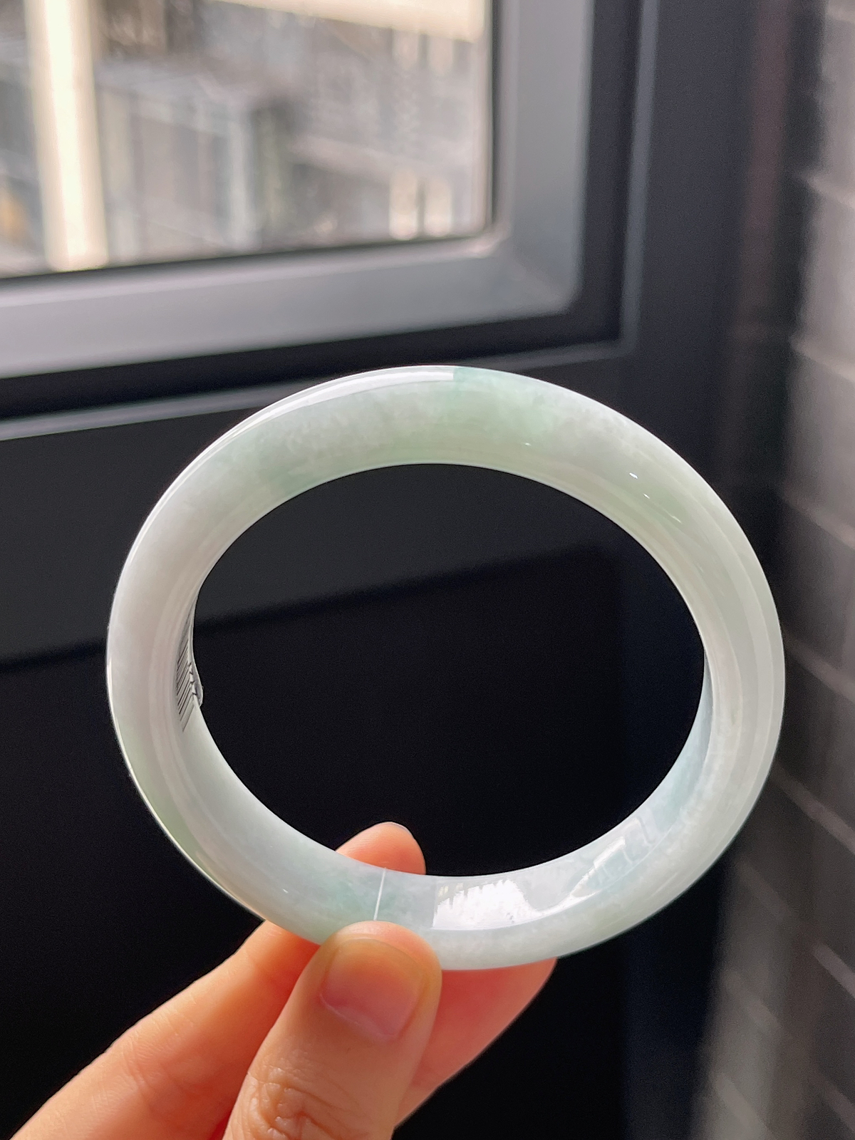 正圈57.8圈口，翡翠糯化种浅绿色手镯