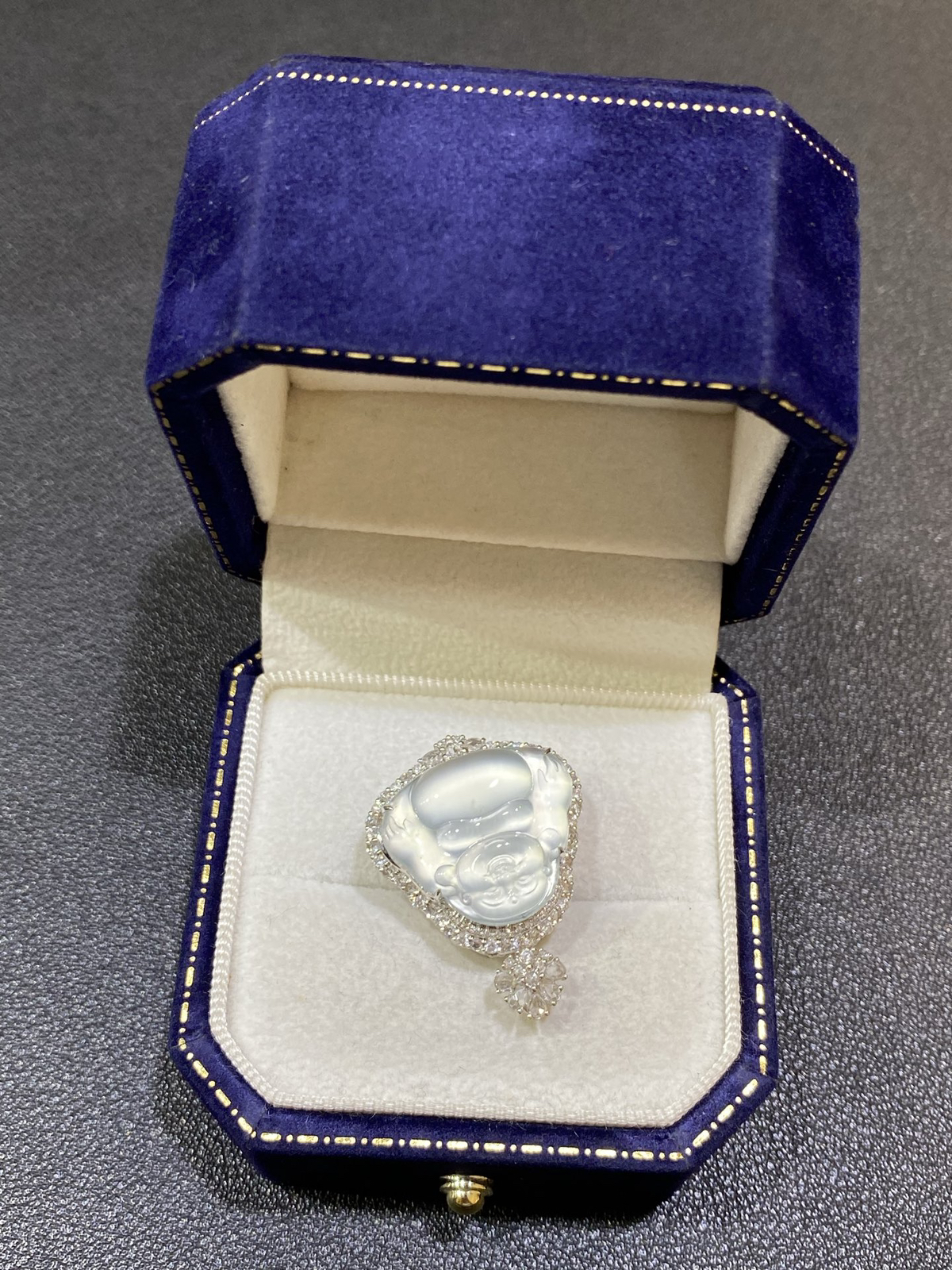 18Ｋ茅台白玻璃种起钢佛公吊坠
整体30.6/23.9/12.7
裸石18/20.5/3