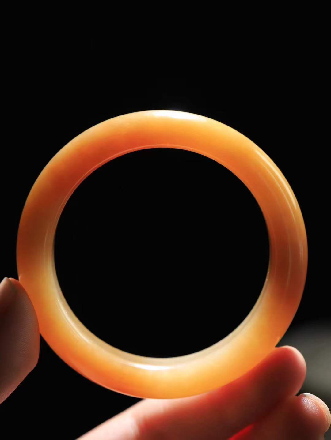 【情有独钟.手镯】

精品和田玉糖玉手镯 玉质温润细腻 油性十足 手感舒适，高华雅逸，线条流畅，简约大气，美自天成，素雅高贵。佩戴于腕间，婉约之美，举手投足间透出那低调奢华。重59.2克 内径53mm 尺寸14.2-9mm   FDT-7940395