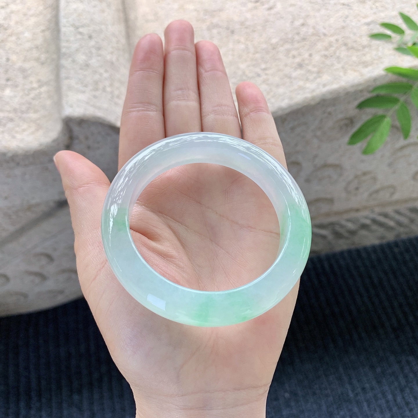 正圈53 54【圈口】54.2/11.6/9.5【】喜询【编码】G6120512【描述】冰飘绿，清透，水润，种老，细腻，打灯有絮线