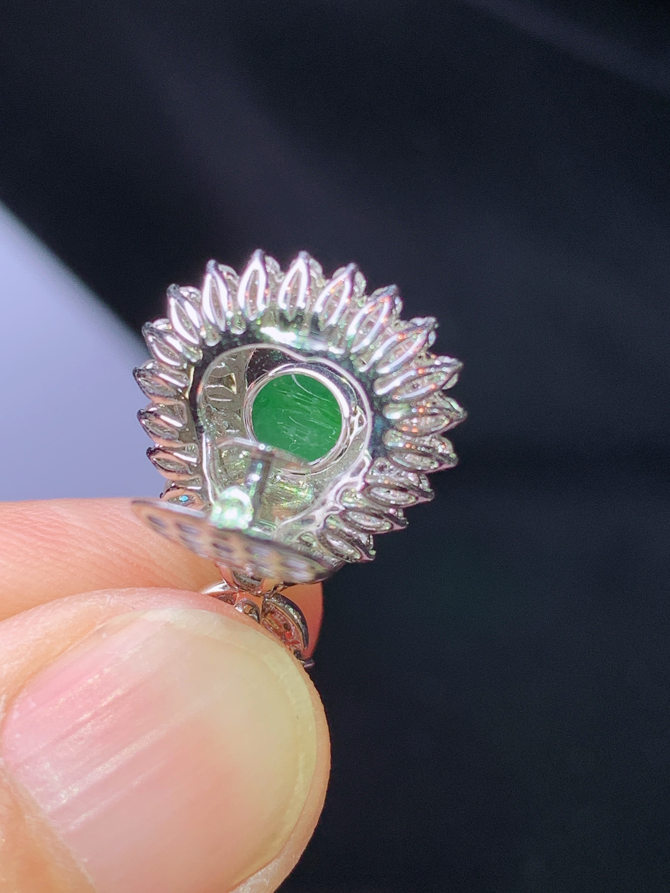 18k金钻镶嵌翠绿葫芦吊坠 玉质细腻 色泽艳丽清新 水润亮眼 整体尺寸20.8*14*9h1