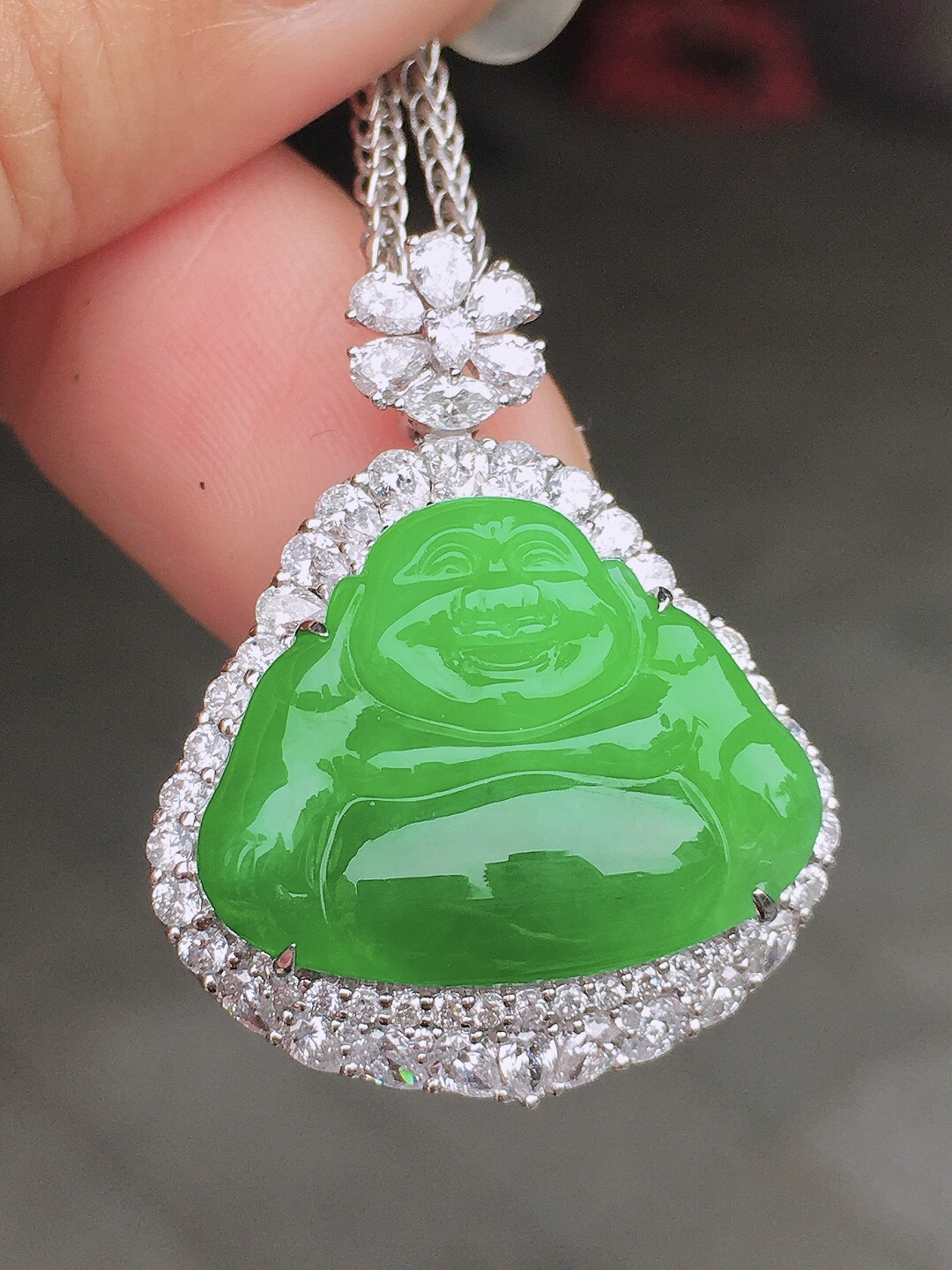 阳绿佛公吊坠，色泽均匀艳丽，玉质细腻，荧光感超
强，饱满圆润，尽显优雅气质，18k
金豪华镶嵌