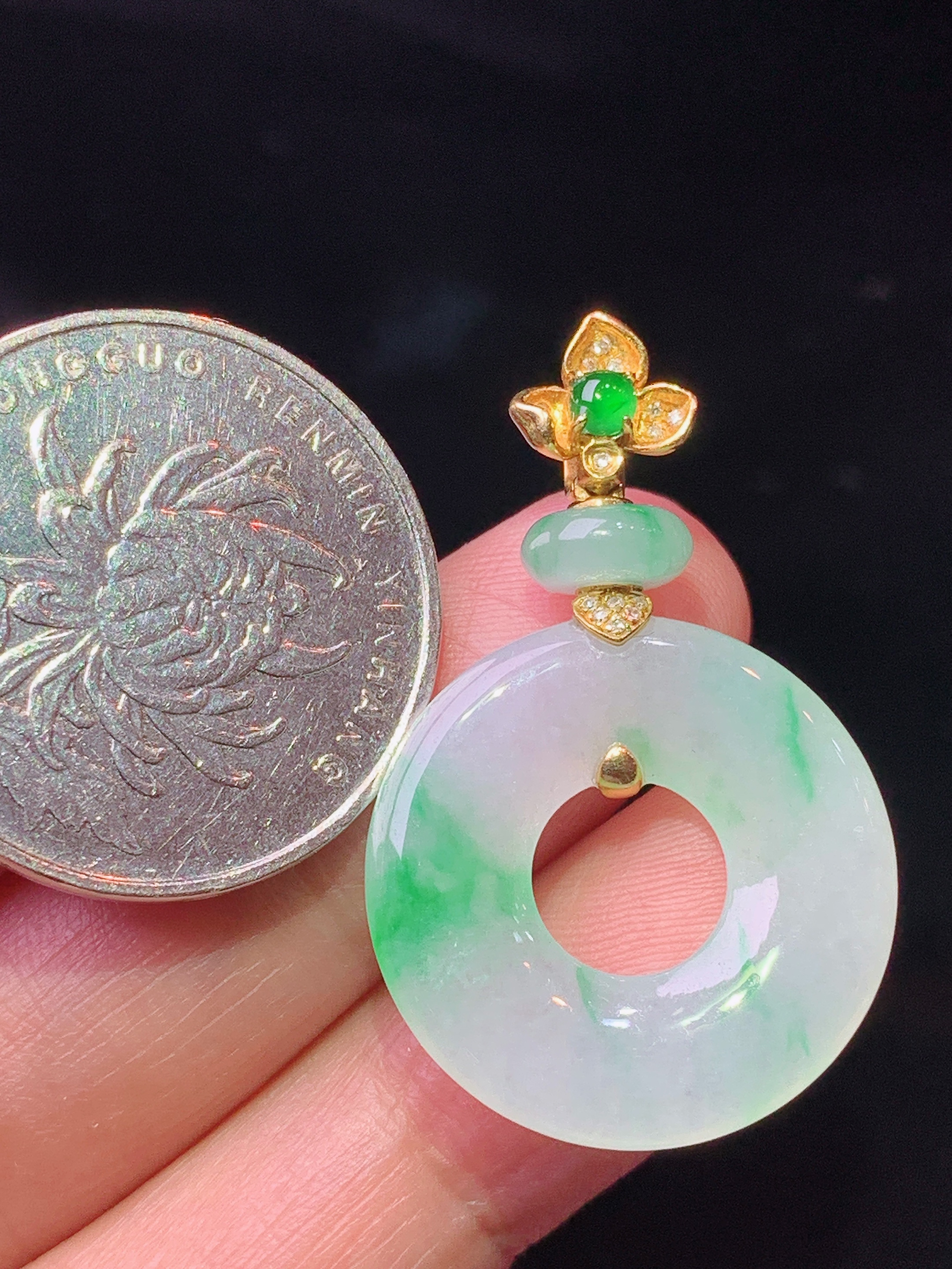 18k金钻镶嵌飘绿平安环吊坠 玉质细腻 色泽艳丽清新 水润亮眼 整体尺寸34.5*22.2*3.7b1