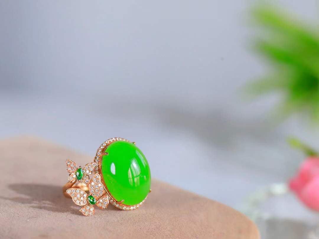 【金镶玉.戒指】

精品和田玉碧玉18k金镶嵌戒指 玉质细腻温润 油性十足 ，不论时光如何流转变化，这枚戒指始终闪耀着最初的光芒。精工镶嵌18K金 （保真金 可检测贵金属18K金） 重4.5克 尺寸17.2-16-12mm 7840555A