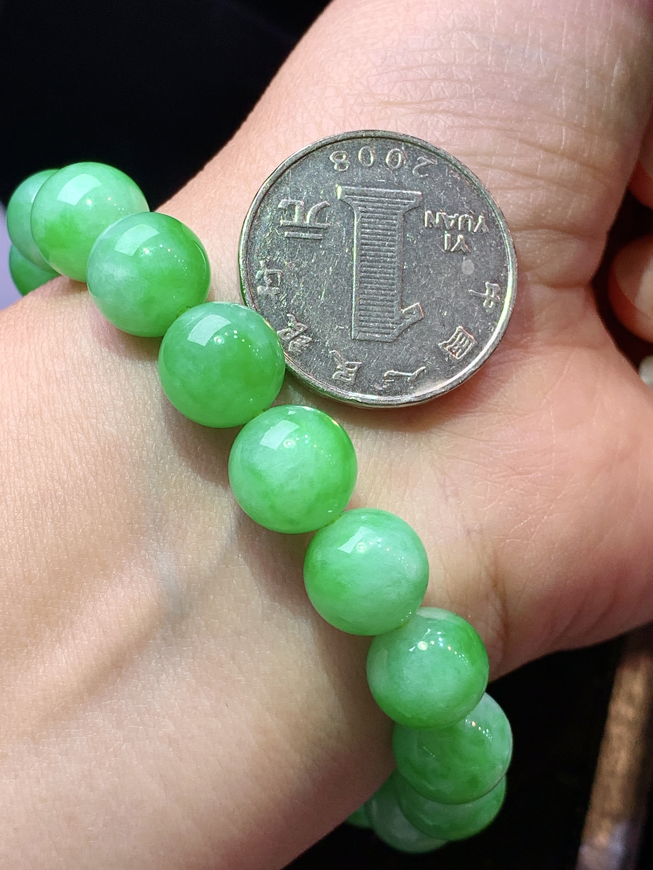 翠绿圆珠手链 玉质细腻 色泽艳丽清新 水润亮眼 整体尺寸10.5x6