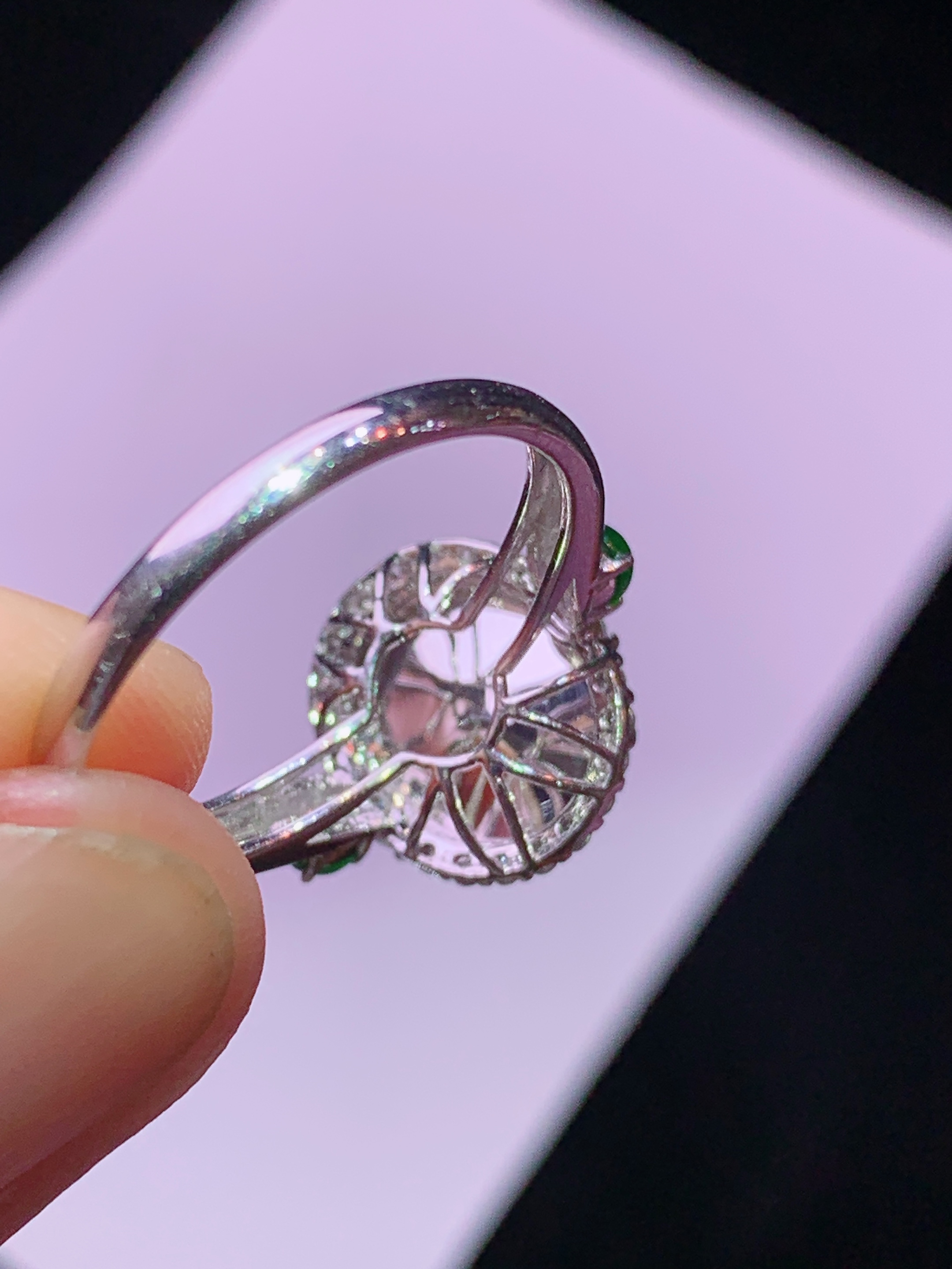 18k金钻镶嵌黄翡蛋面戒指 玉质细腻 色泽艳丽清新 水润亮眼 圈口14.5 整体尺寸12.5*11*8m3