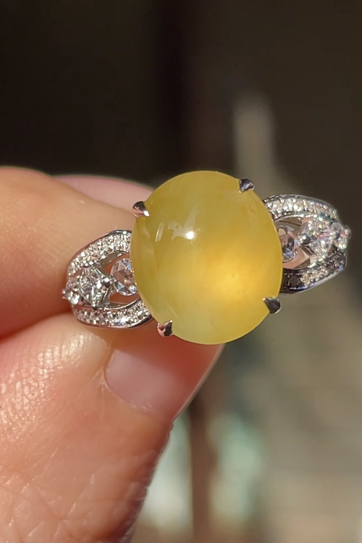 冰黄翡戒指
大件饱满，通透水润，玉质细腻，翠色鲜艳，18k金奢华钻石镶嵌️