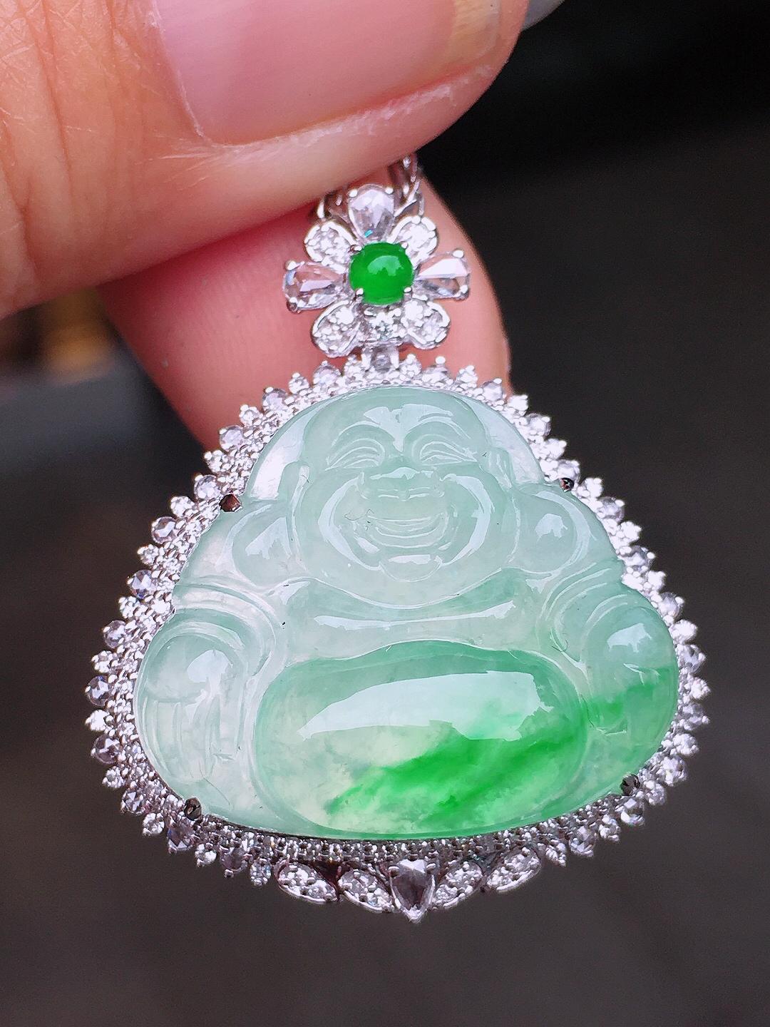 飘绿佛公吊坠，色泽艳丽，玉质细腻，荧光感超
强，饱满圆润，尽显优雅气质，18k
金豪华镶嵌