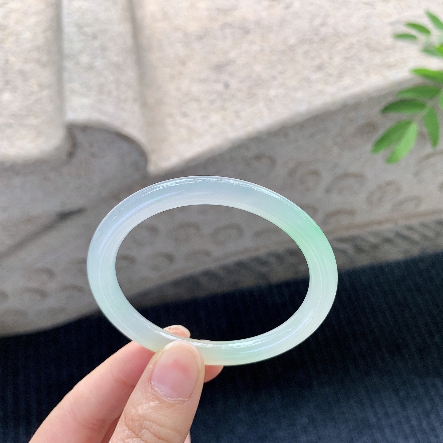 贵妃51 52【圈口】52.8/46.6/6.3/7.3【编码】N2120527【描述】冰糯黄加绿，水润，种老，细腻，打灯有棉线