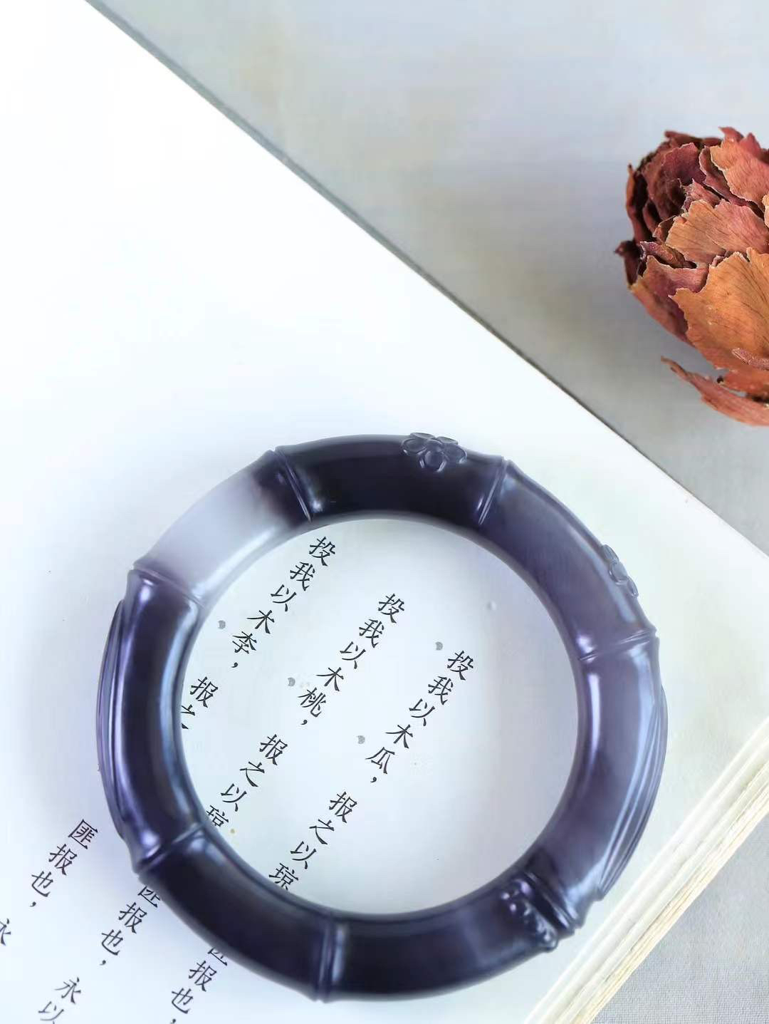 【节节高升.手镯】

精品和田玉烟紫白双色竹手镯，玉质温润细腻，苏工精雕竹节，竹子品德高尚，生而有节，象征气节正直、不屈不俗。竹叶纤秀俊逸，舒展自如，迎风摇曳，柔美清逸，清新典雅。️整器画面空灵简洁佩于胸前，寓意祝福，高风亮节，步步高升。
内径53mm尺寸12-12.6mm重60克9947377T