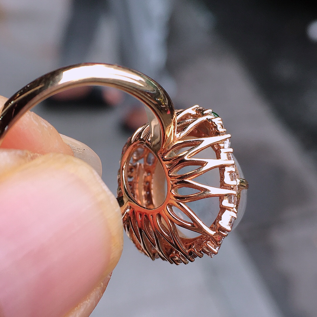 冰种蛋面戒指，玉质细腻，荧光感超
强，饱满圆润，尽显优雅气质，18k
金豪华镶嵌