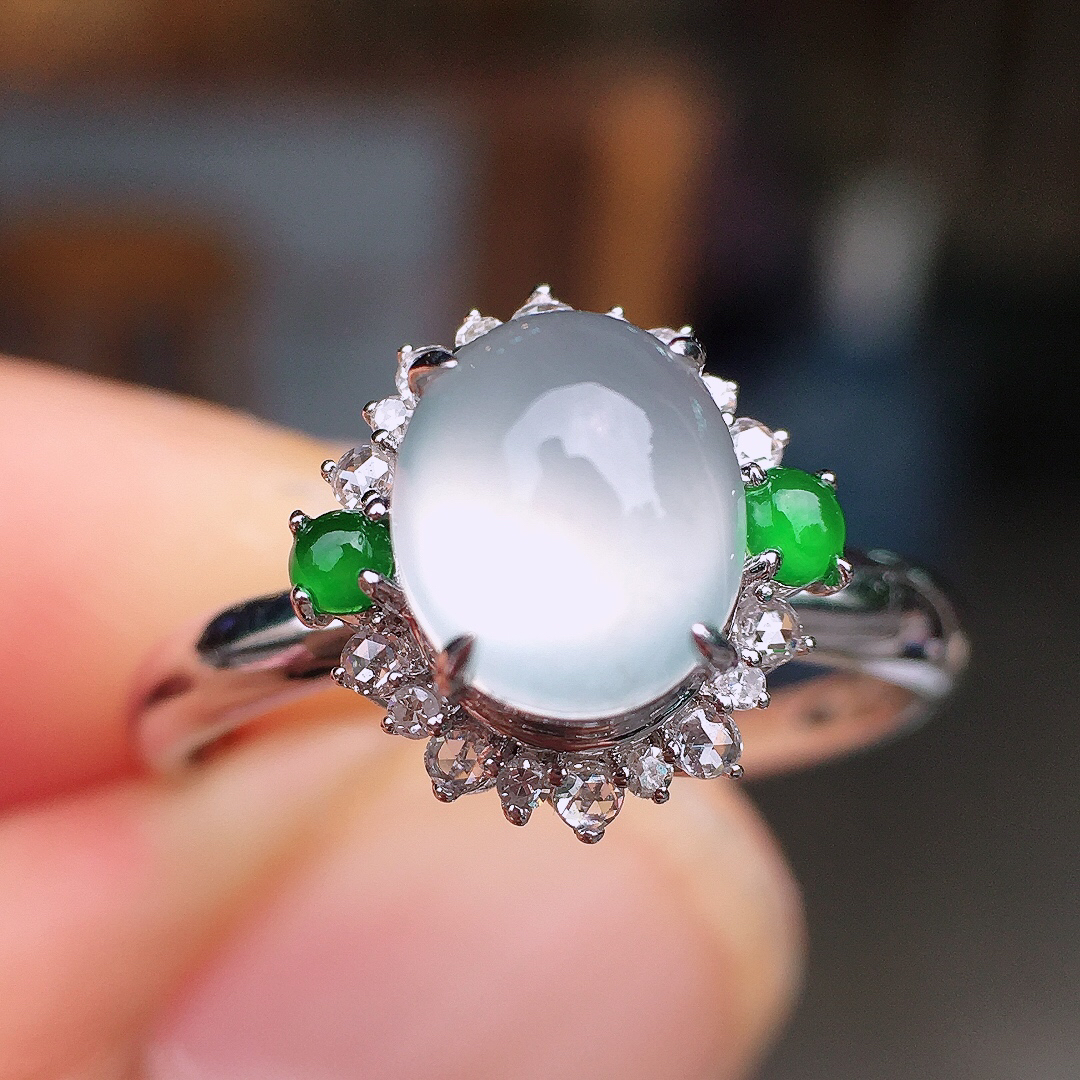 冰种蛋面戒指，玉质细腻，荧光感超
强，饱满圆润，尽显优雅气质，18k
金豪华镶嵌