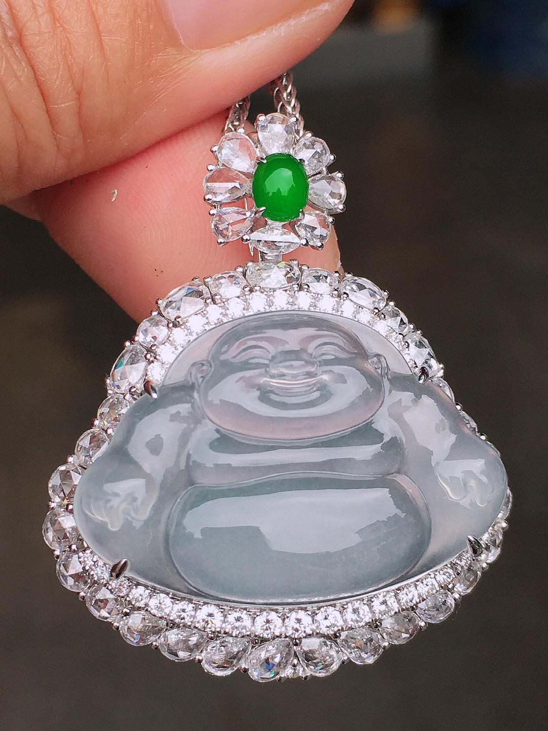 冰种佛公吊坠，玉质细腻，荧光感超
强，饱满圆润，尽显优雅气质，18k
金豪华镶嵌