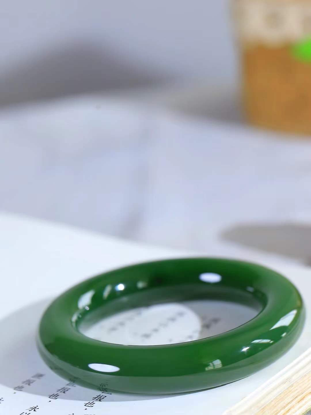 （碧色荡漾.手镯）

收藏级臻品和田玉碧玉圆条手镯，灼灼其华想像靓妆淡伫 ，腕间绿意跳脱冰壶莹，