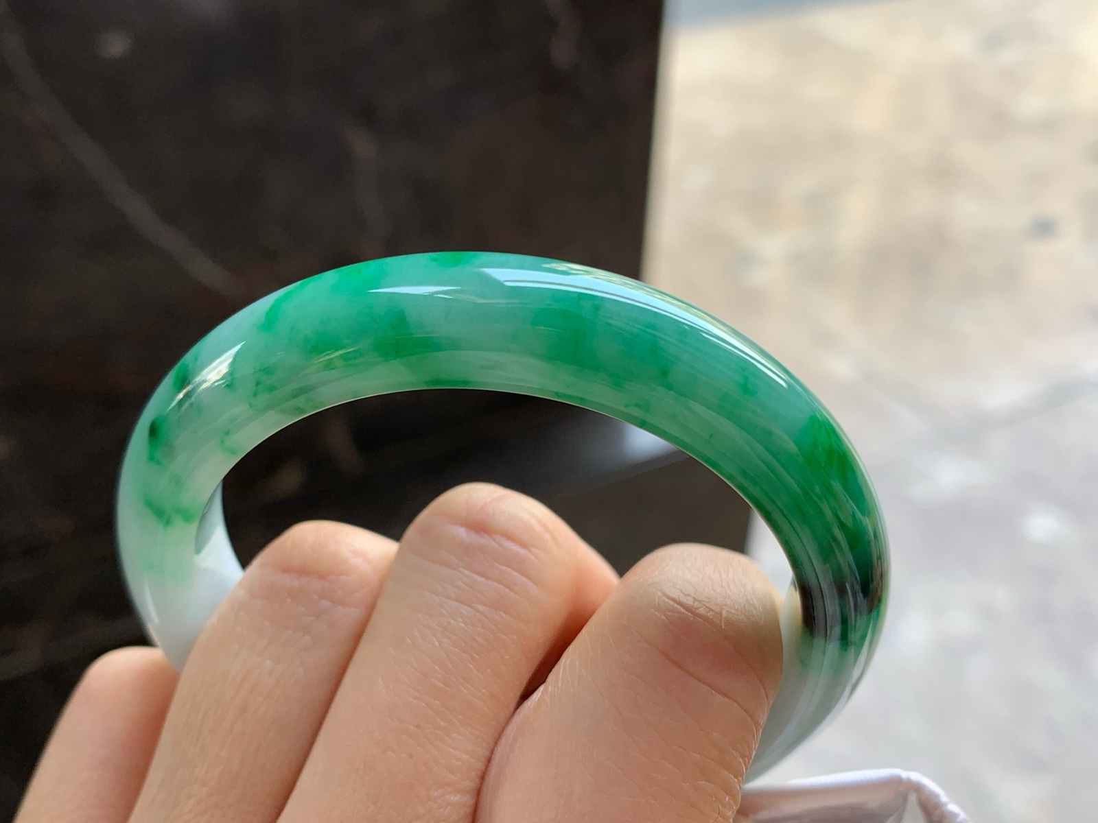 54.5-11.8-8.2

辣绿色手镯^_^颜色鲜艳 玉质温润