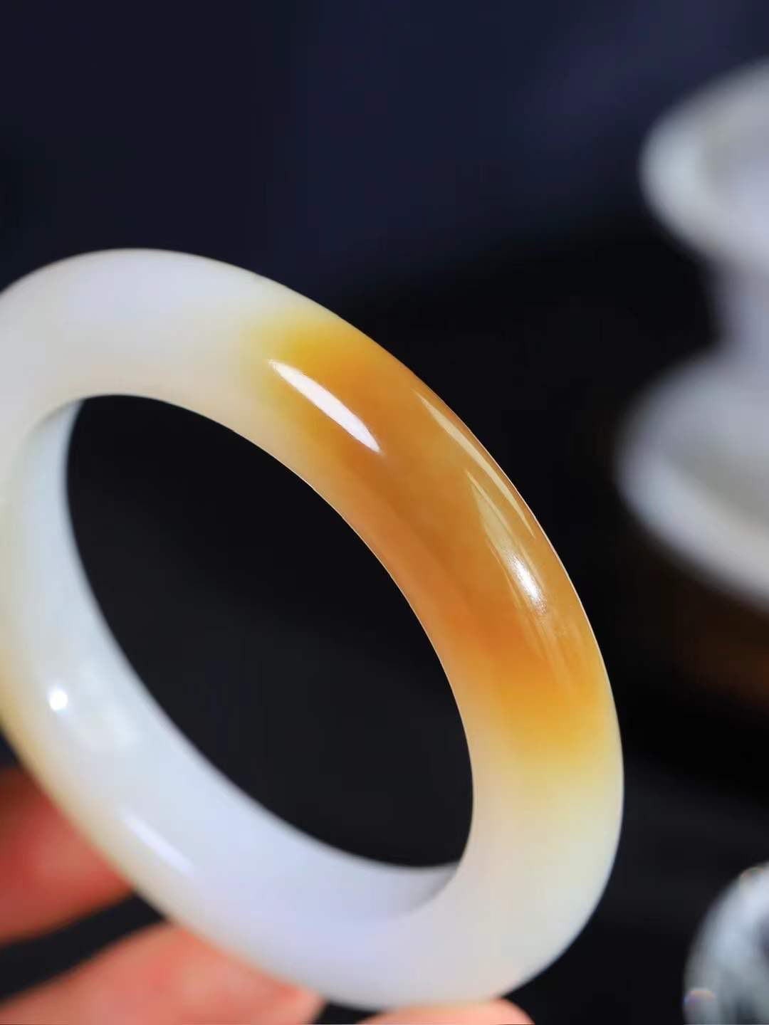 【暖玉生香·手镯】

精品和田玉糖白玉手镯，质地油润细腻，色泽高贵典雅，镯型古朴典雅。在诗情画意的雨巷相遇，你是我腕间的一抹风情，有你眸有深情，清风荡漾湖间静水，我愿俯身低眉，在烟波涟漪处，寻你深情倩影。内径55.5mm尺寸12.7-11.8mm重77克  6940258A