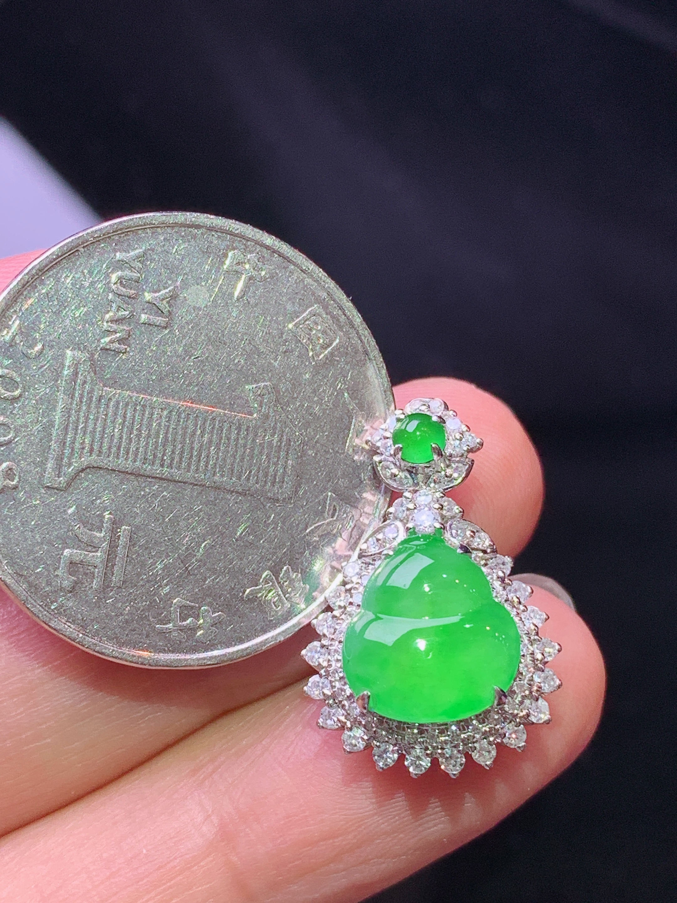 18k金钻镶嵌翠绿葫芦吊坠 玉质细腻 色泽艳丽清新 水润亮眼 整体尺寸20.8*14*9h1