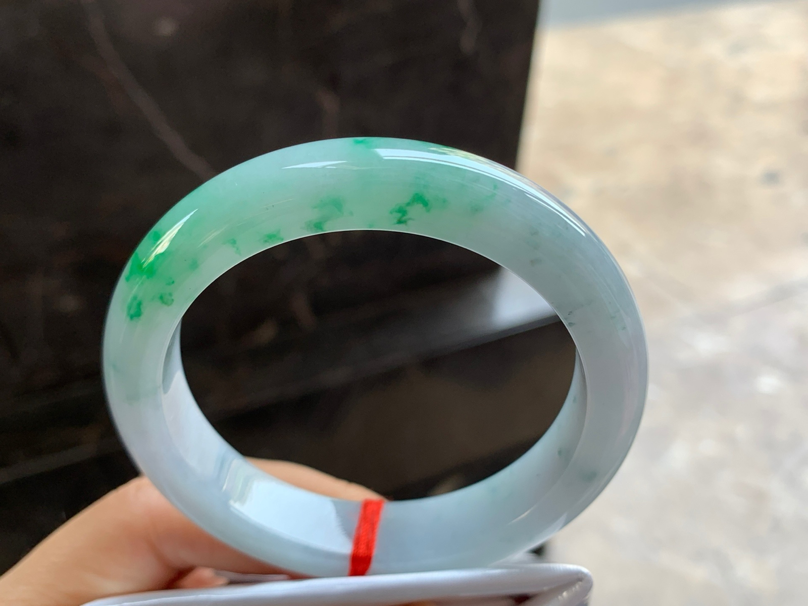 56.5-12.5-8.8

带色手镯^_^颜色好看 玉质温润